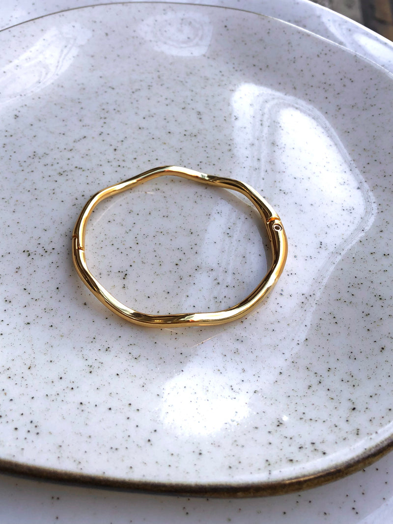 Bracelete Ondulado Fino Em Banho Ouro 18k 17cm