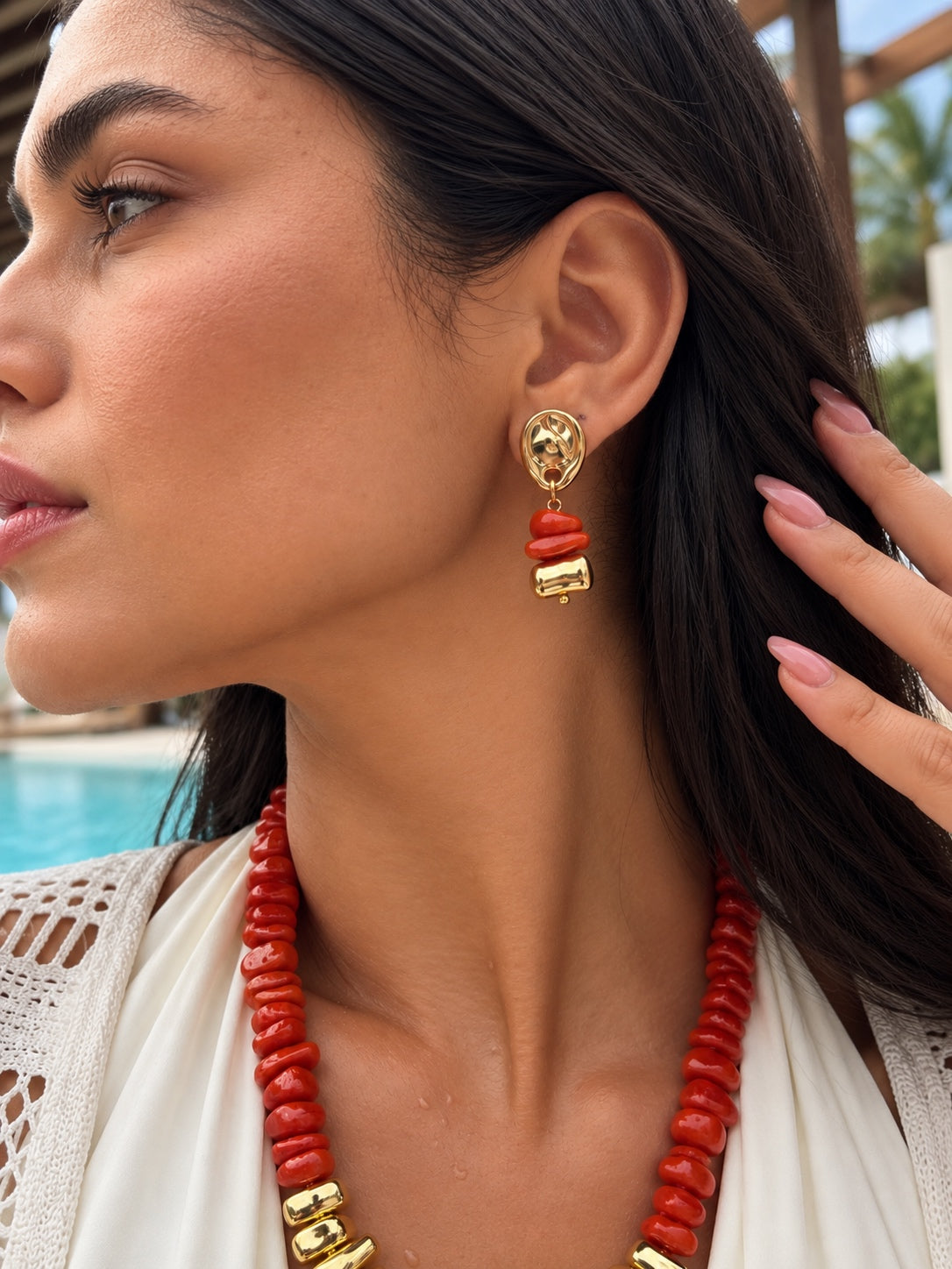 Brinco Orgânico Com Cascalho Cor Coral e Banho Ouro 18k