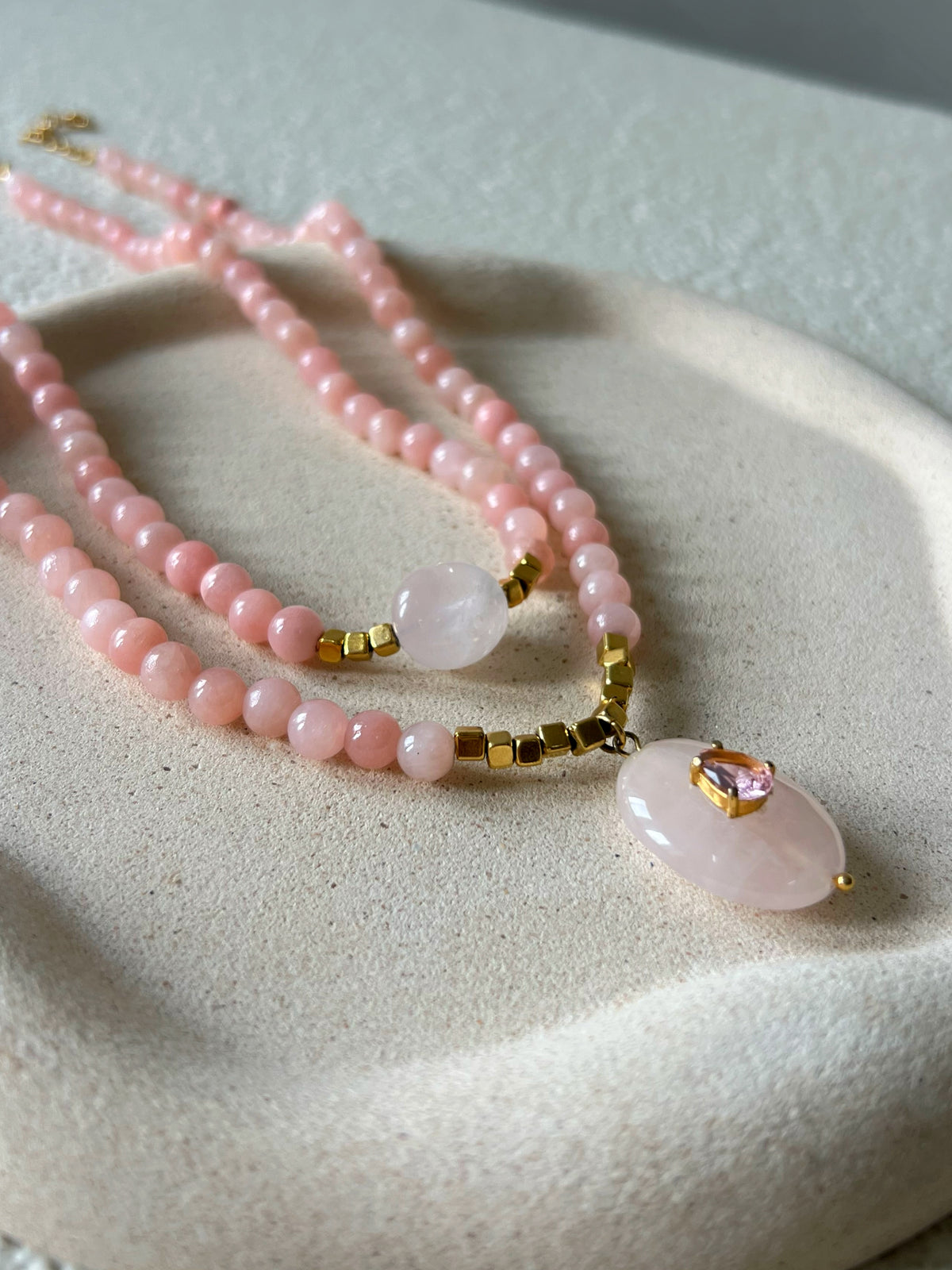 Mix De Dois Colares Pedras Quartzo Rosa Esfera Com Cubos Banho Ouro 18k