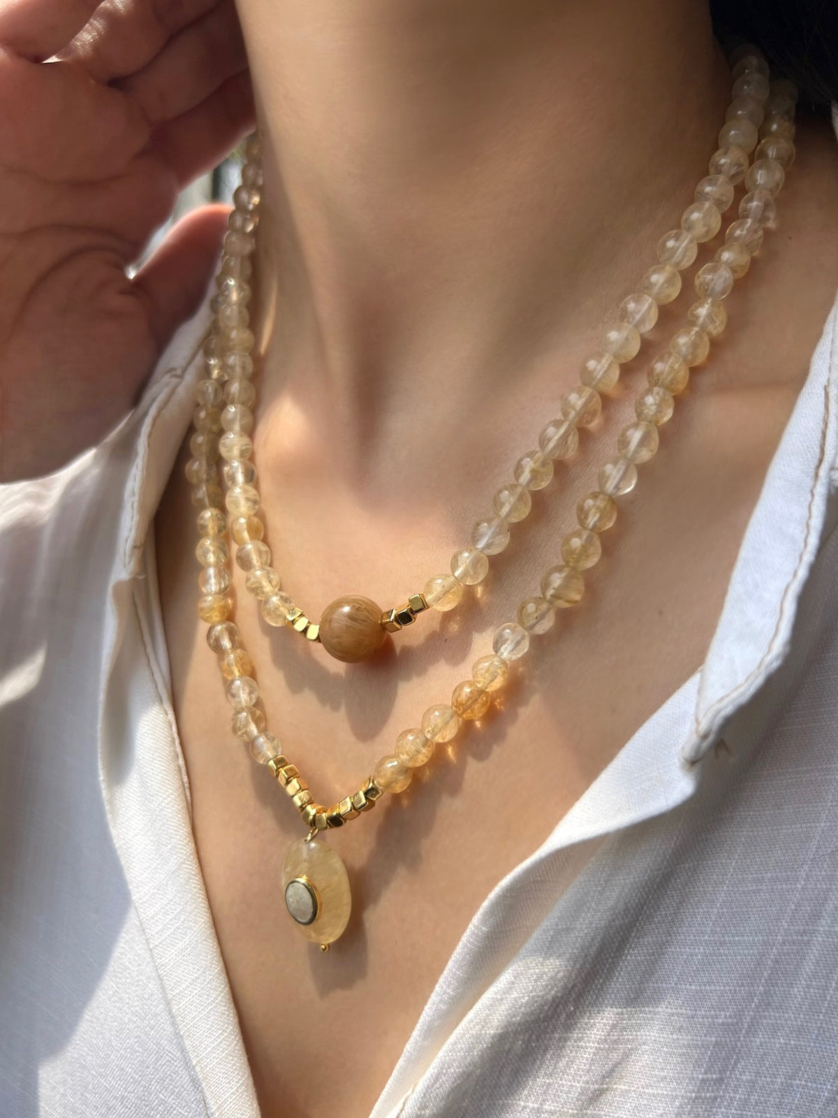Mix De Dois Colares Pedras Quartzo Rutilado Esfera Com Cubos Banho Ouro
