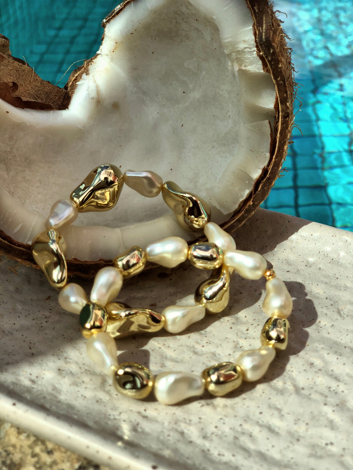 Mix De Duas Pulseiras De Pérolas e Orgânicos Dourados Acrílicos