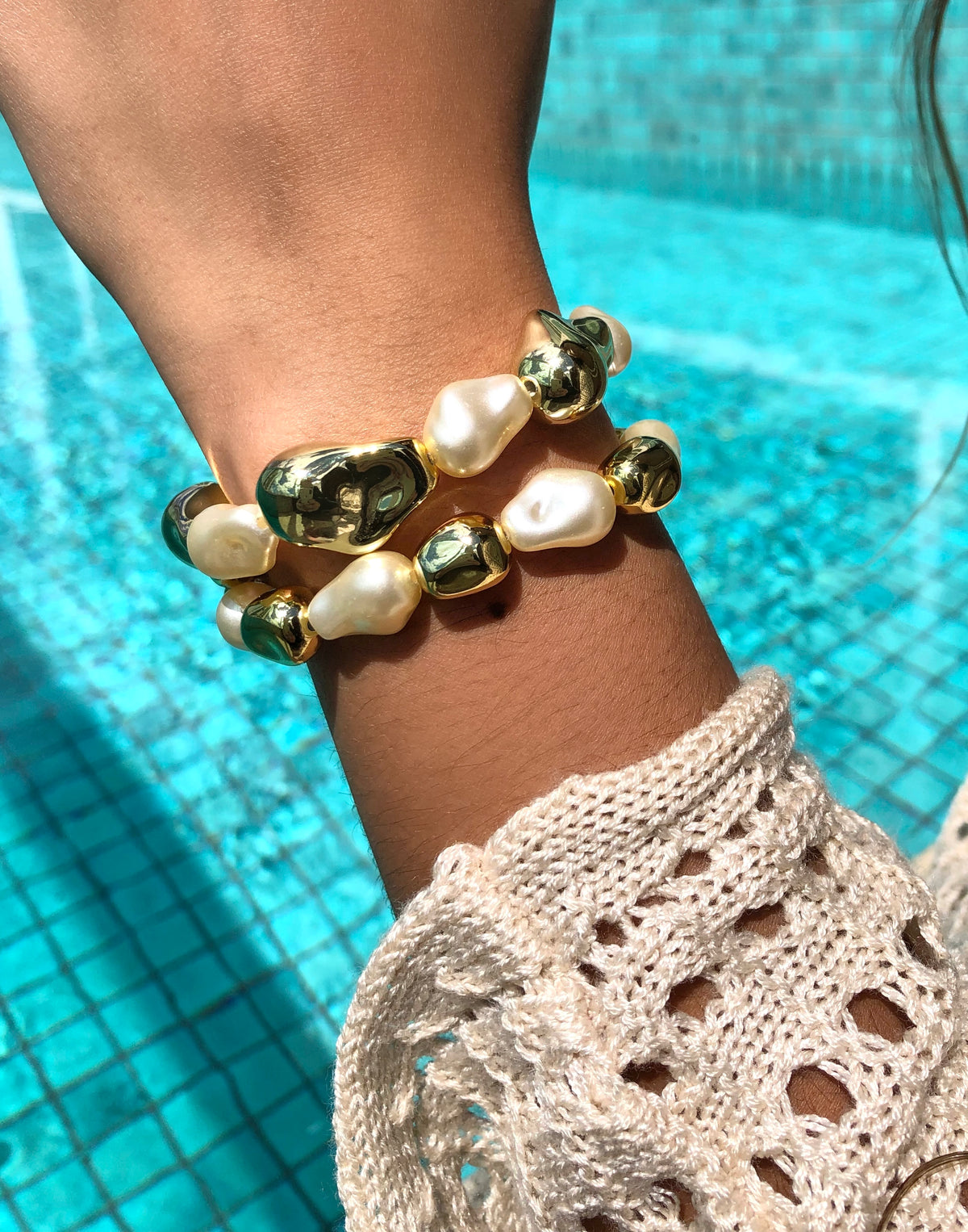 Mix De Duas Pulseiras De Pérolas e Orgânicos Dourados Acrílicos