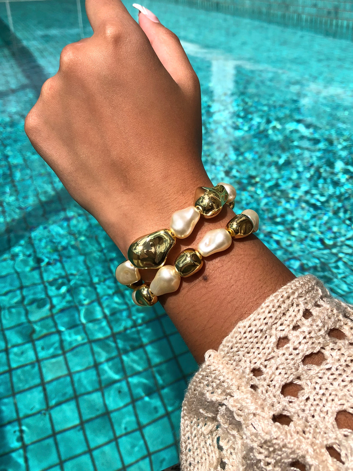 Mix De Duas Pulseiras De Pérolas e Orgânicos Dourados Acrílicos