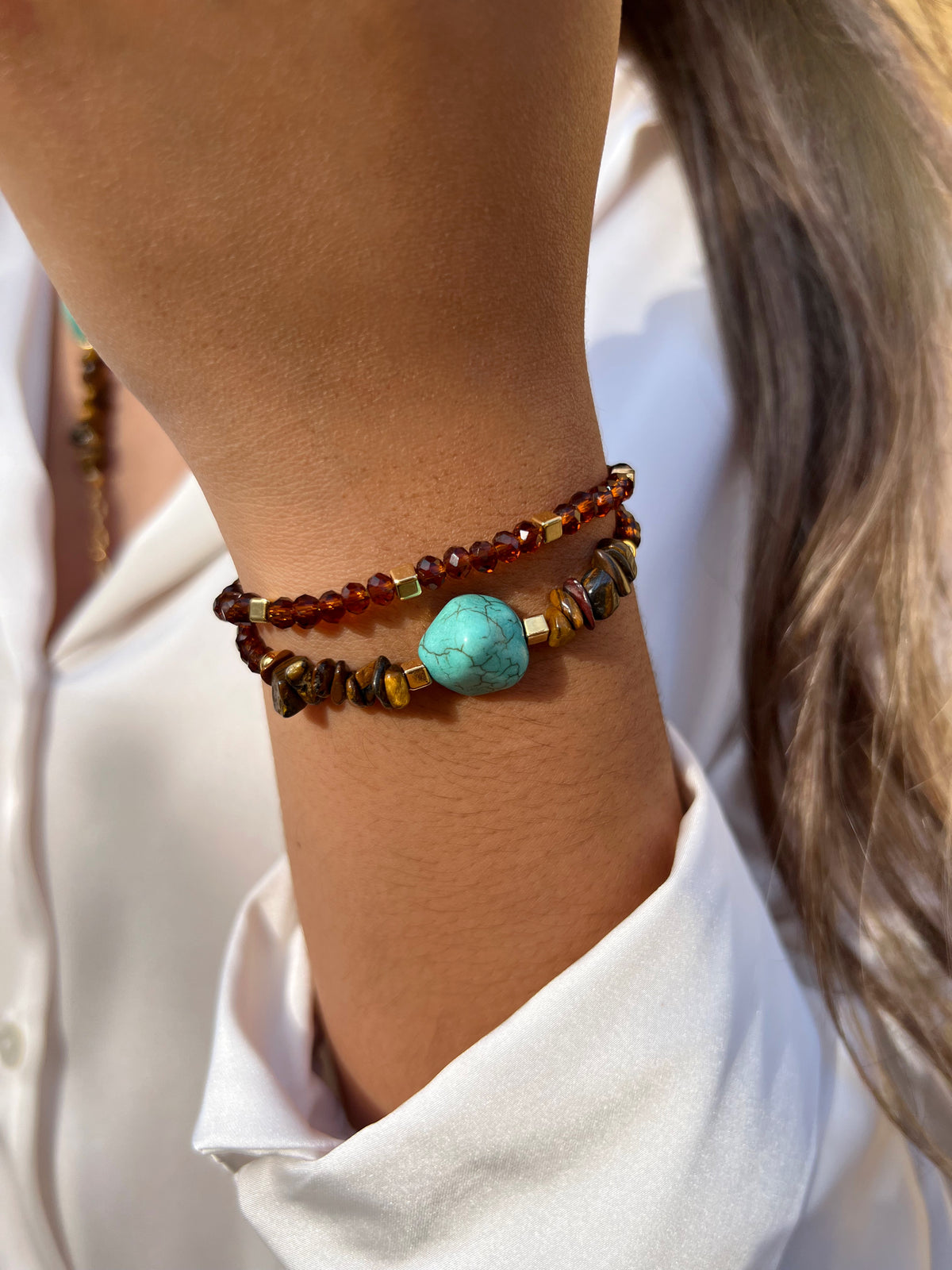 Mix De Duas Pulseiras Cristais Marrom Com Pedra Turquesa e Cascalhos Olho de Tigre