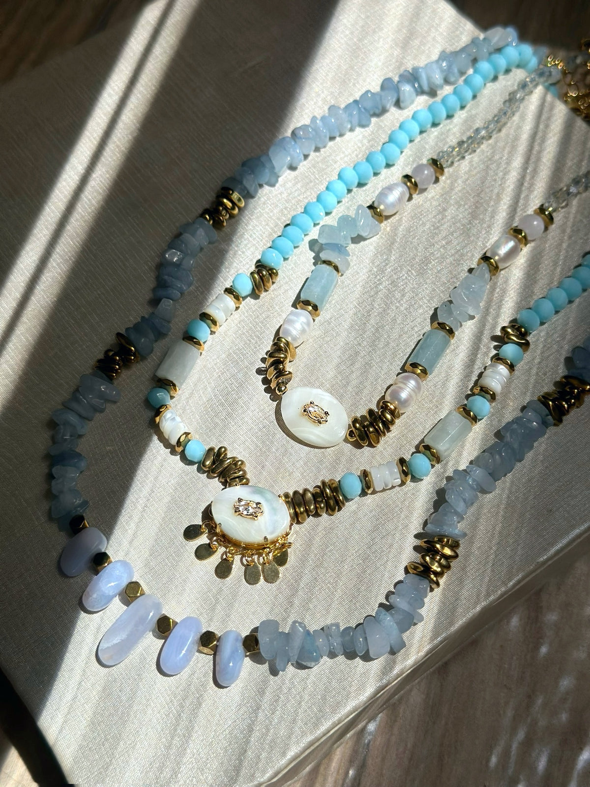 Mix De Três Colares Cascalho Jade Azul E Hematitas Douradas