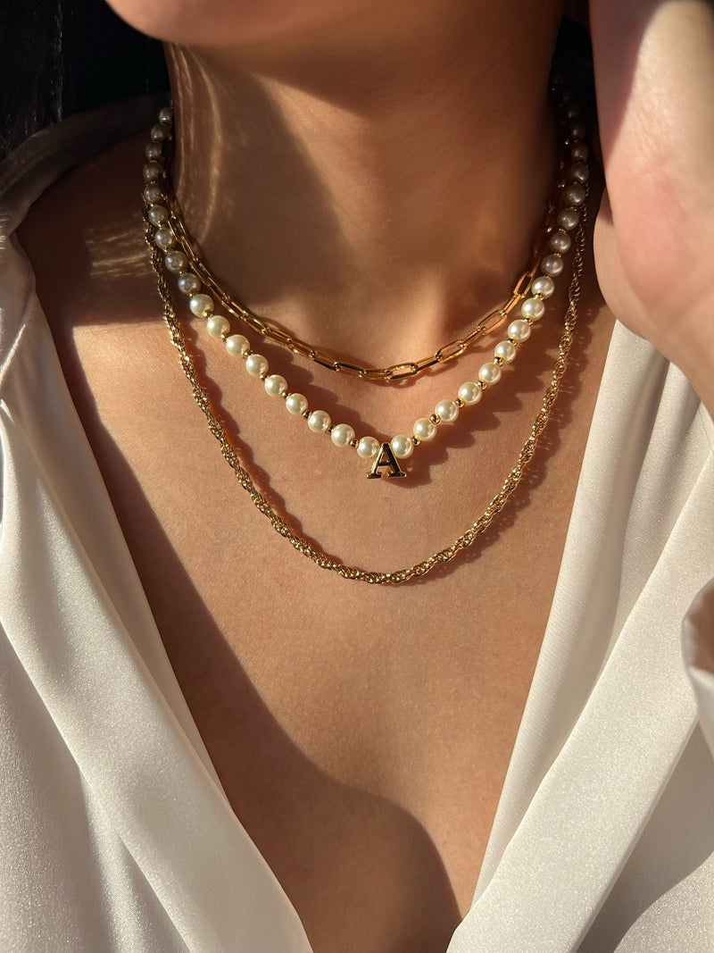 Mix De Três Colares Corrente E Pérola De Vidro Com Inicial
