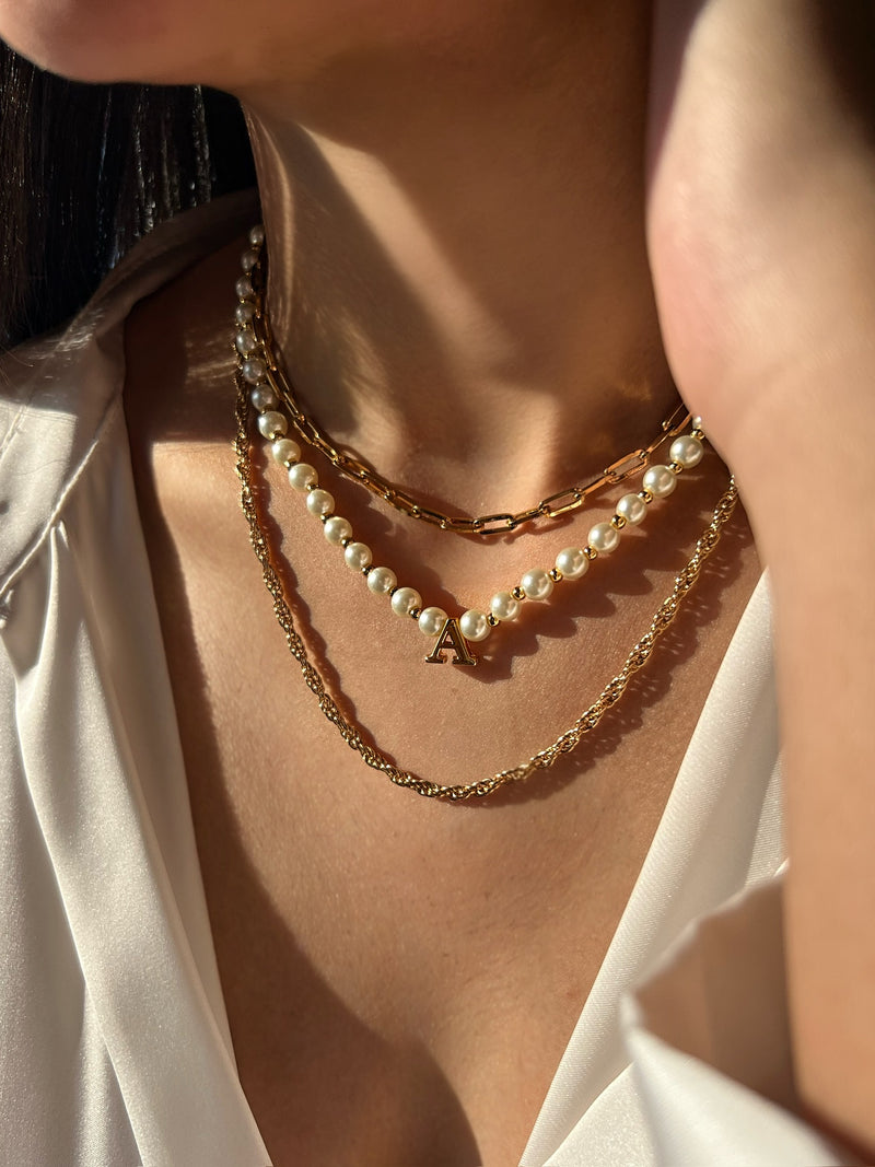 Mix De Três Colares Corrente E Pérola De Vidro Com Inicial