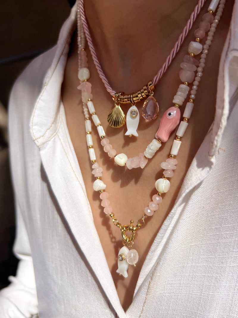 Mix De Três Colares Com Pingente Sardinha E Pedras Naturais Cor Rosa