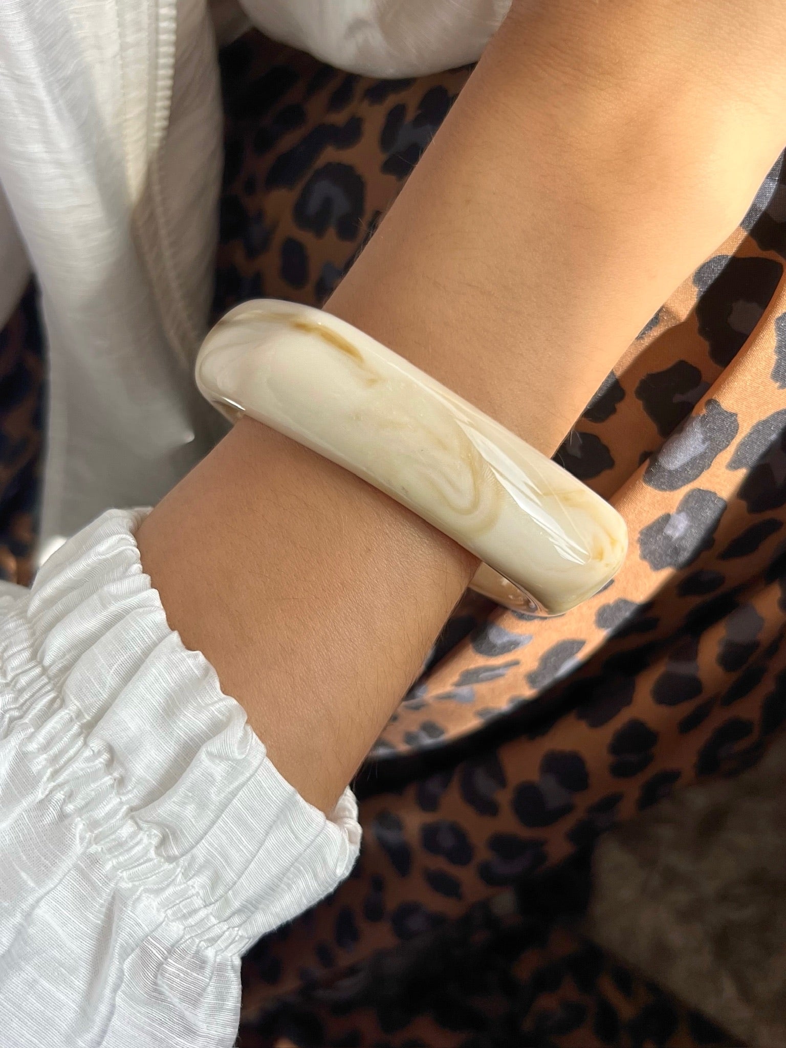 Bracelete Acrílico Quadrado Marfim Rajado