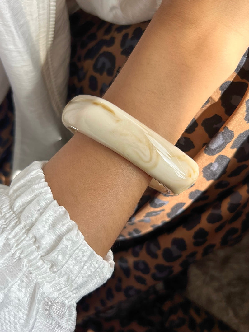 Bracelete Acrílico Quadrado Marfim Rajado