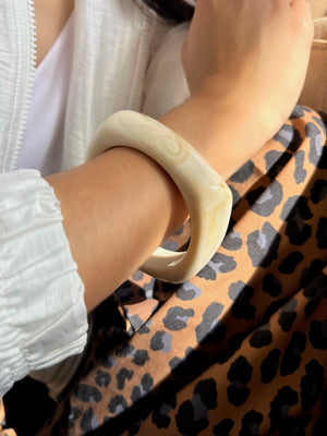 Bracelete Acrílico Quadrado Marfim Rajado