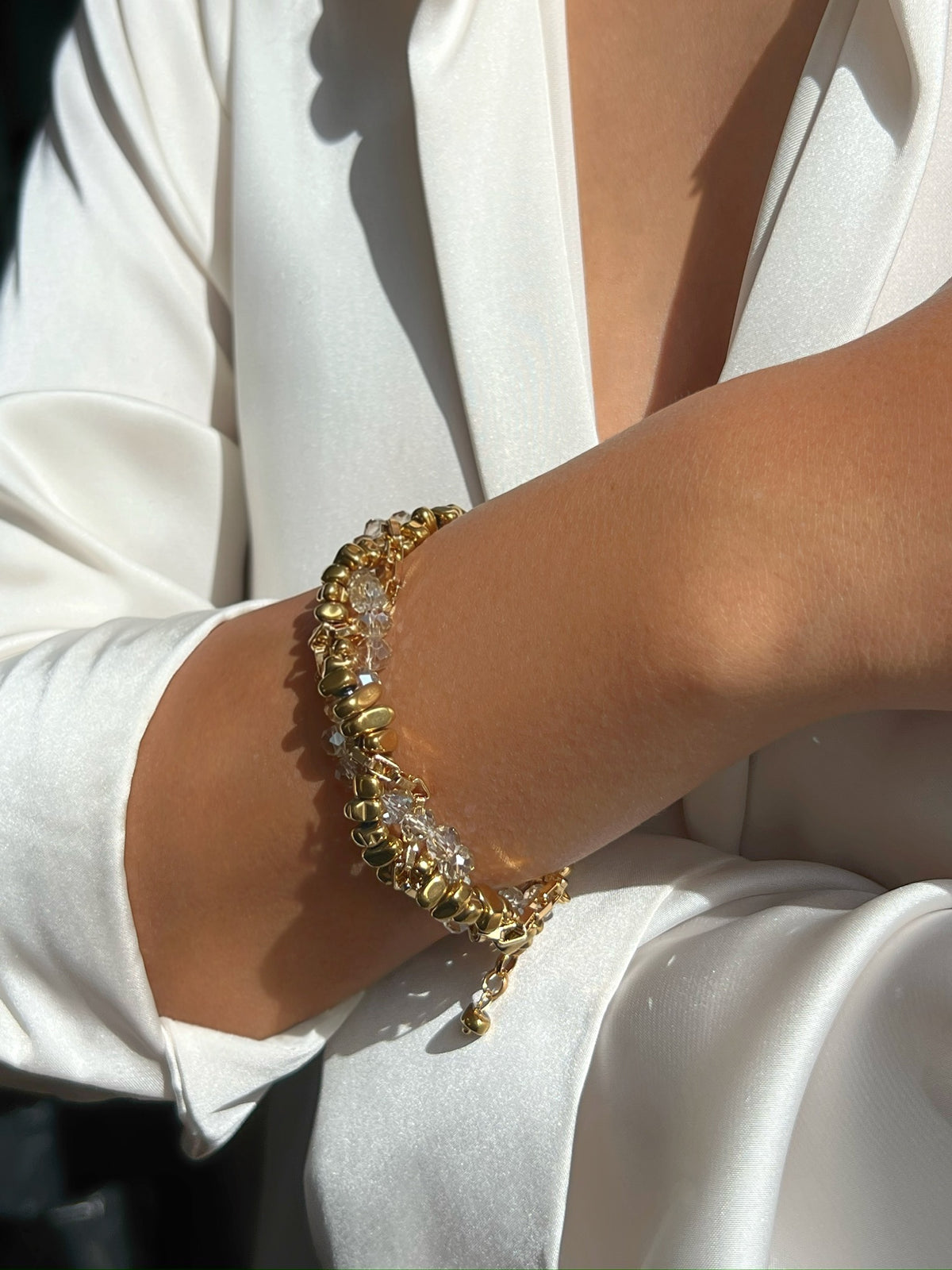 Pulseira Rebeca Hematitas Douradas Torcido com Cristais e Corrente 18cm