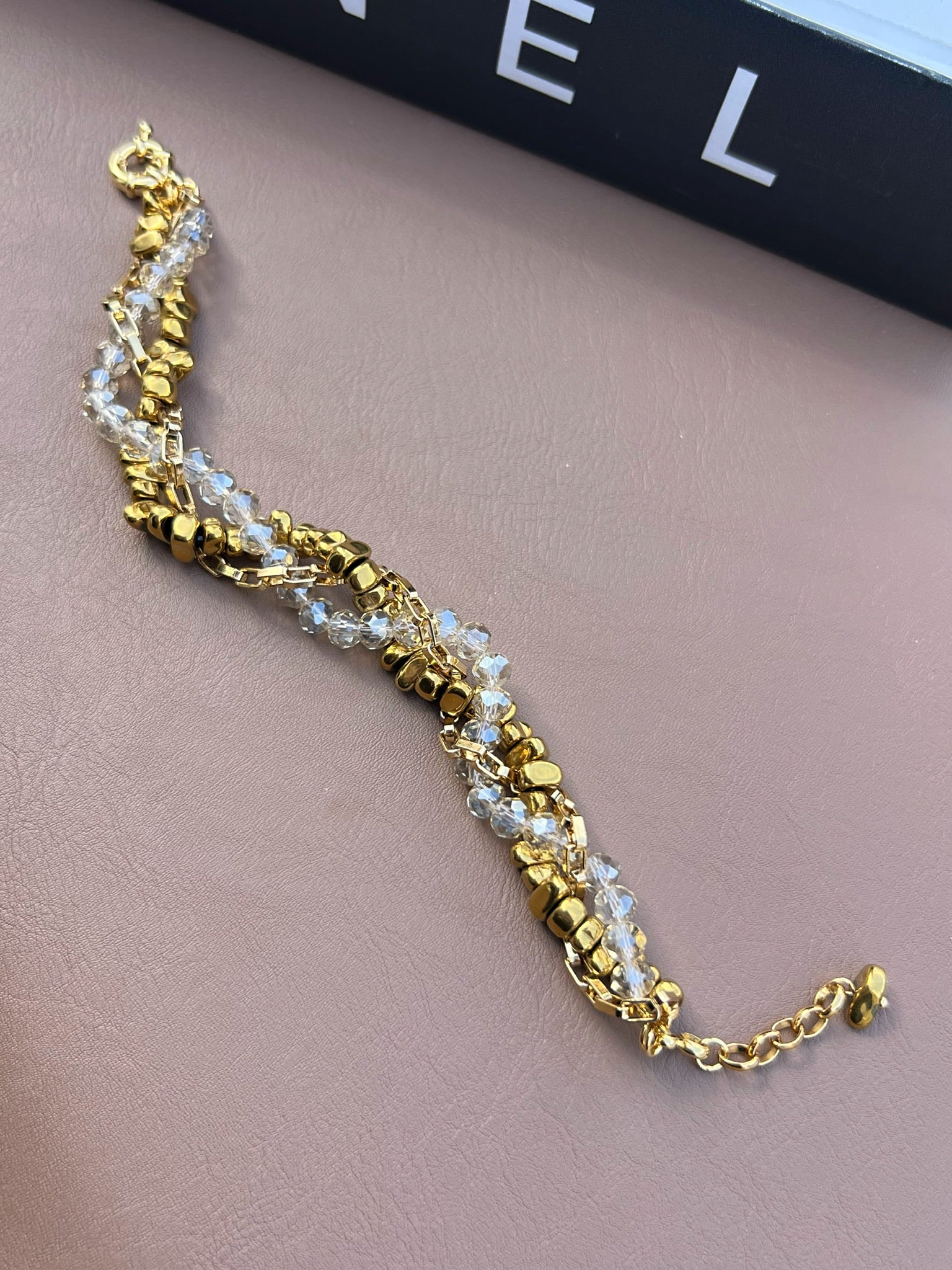 Pulseira Rebeca Hematitas Douradas Torcido com Cristais e Corrente 18cm