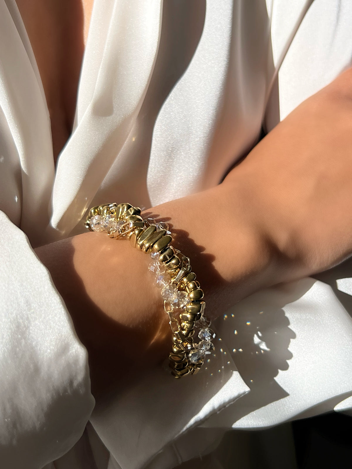 Pulseira Rebeca Hematitas Douradas Torcido com Cristais e Corrente 18cm