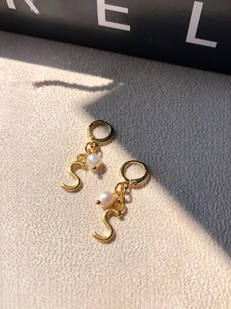 Par De Brinco Argola Inicial E Pérola