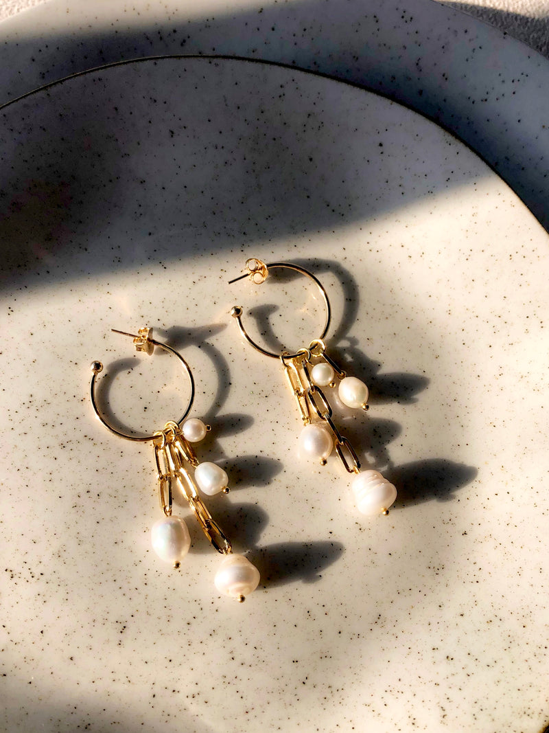 Par De Brinco Argola Média Com Elos E Pérolas