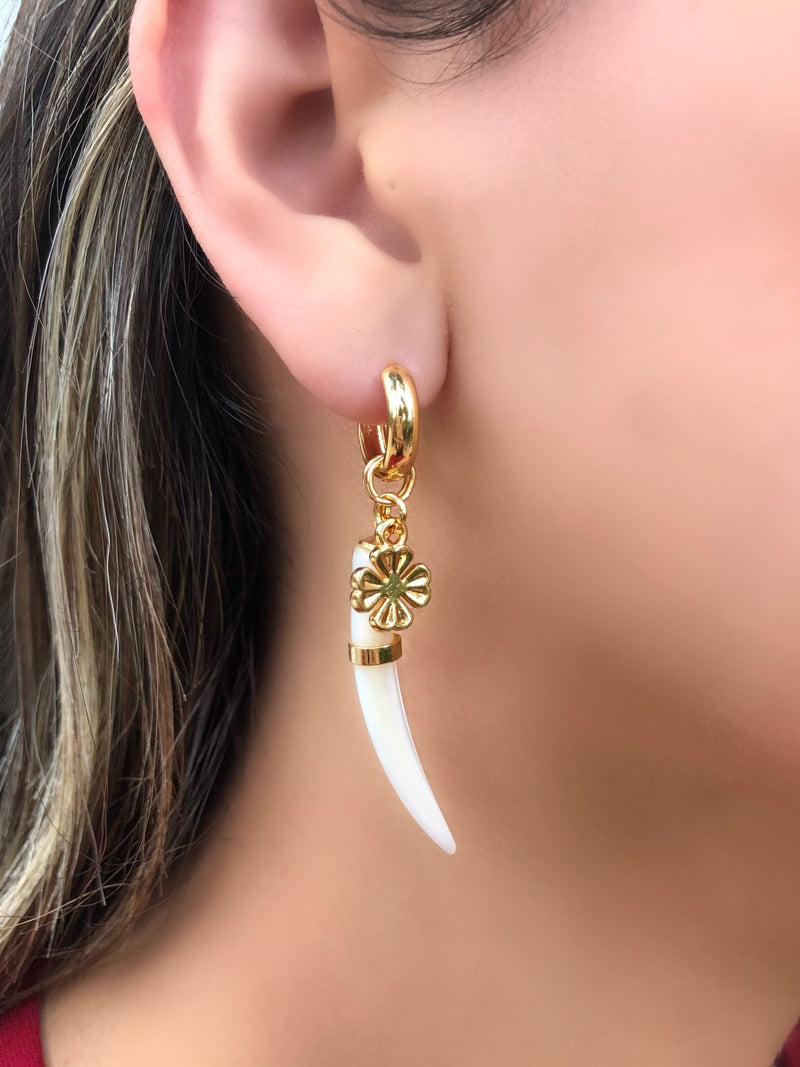 Par De Brincos Aurora Argola Com Dente Madrepérola