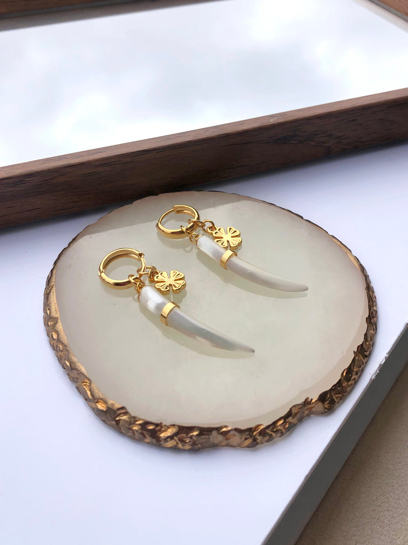 Par De Brincos Aurora Argola Com Dente Madrepérola