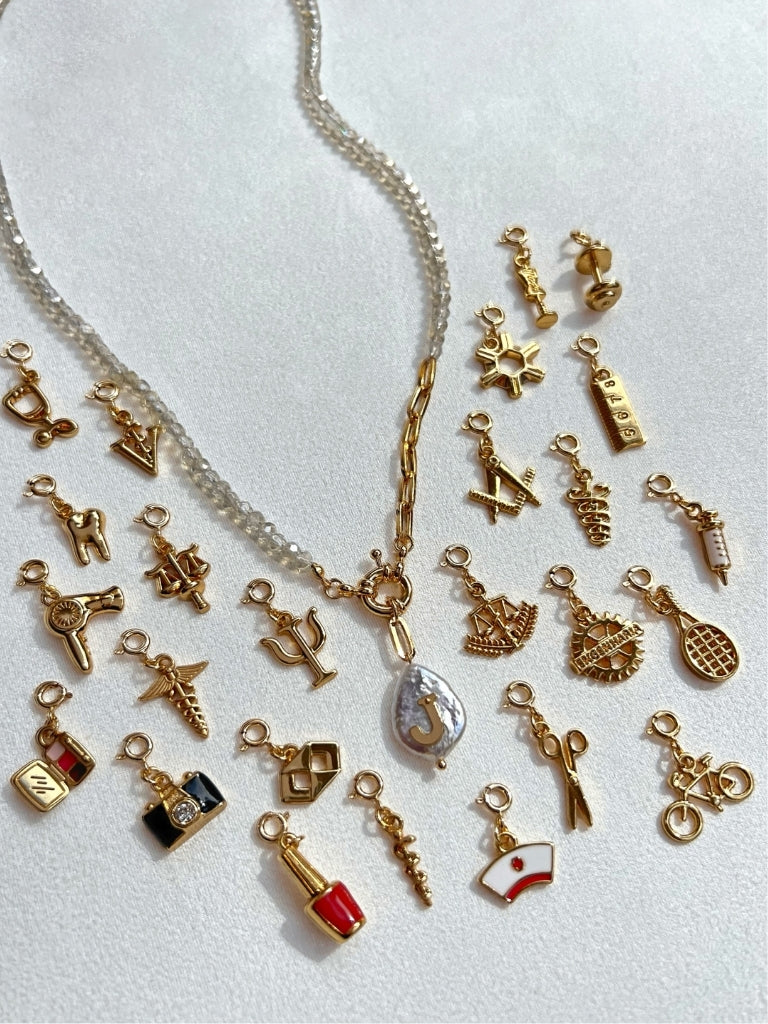 Colar Profissões Pins Removíveis Com Pérola Barroca e Inicial 50cm