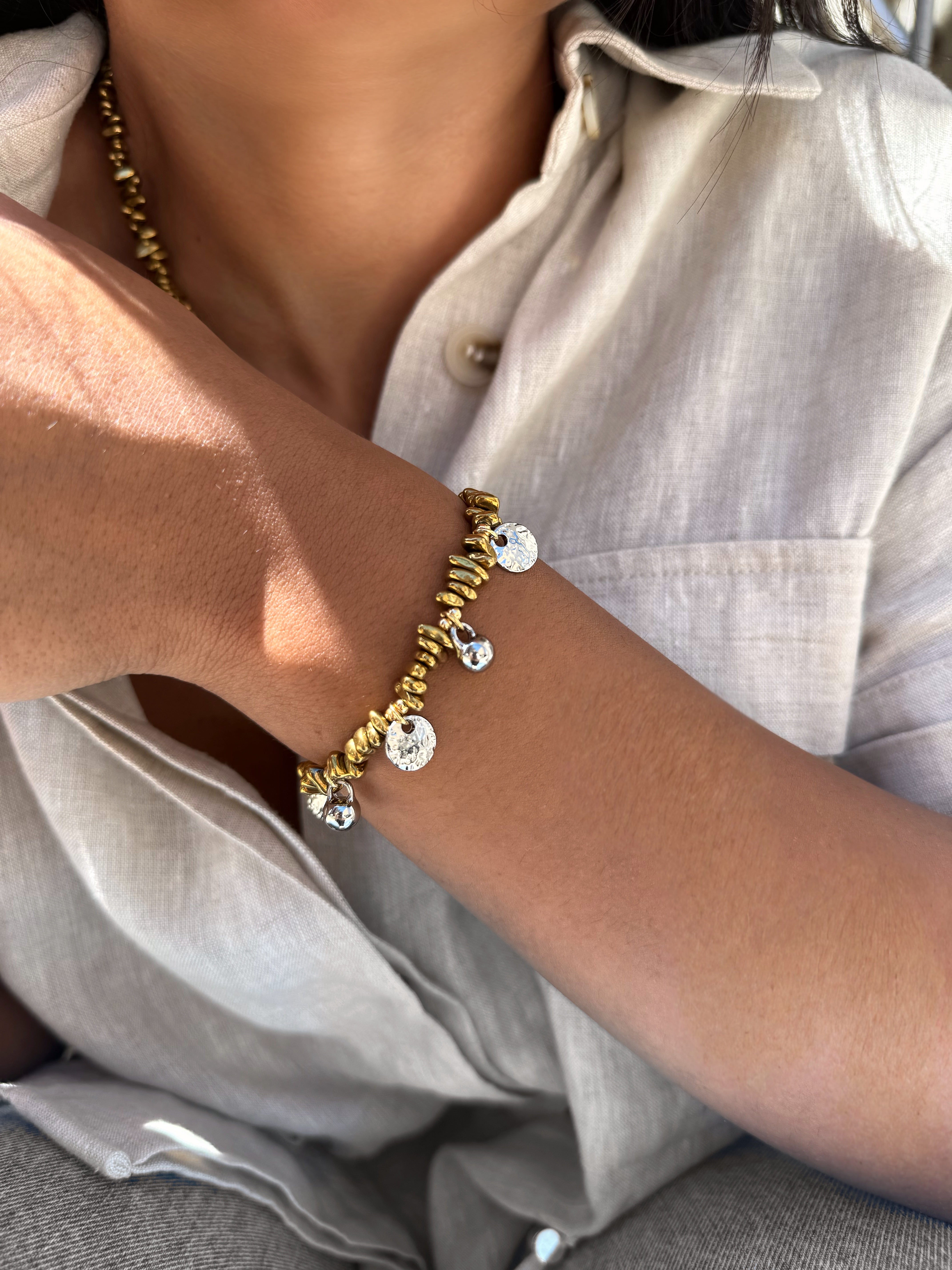 Pulseira Cascalho Hematita Dourado e Pingentes Ródio 16cm