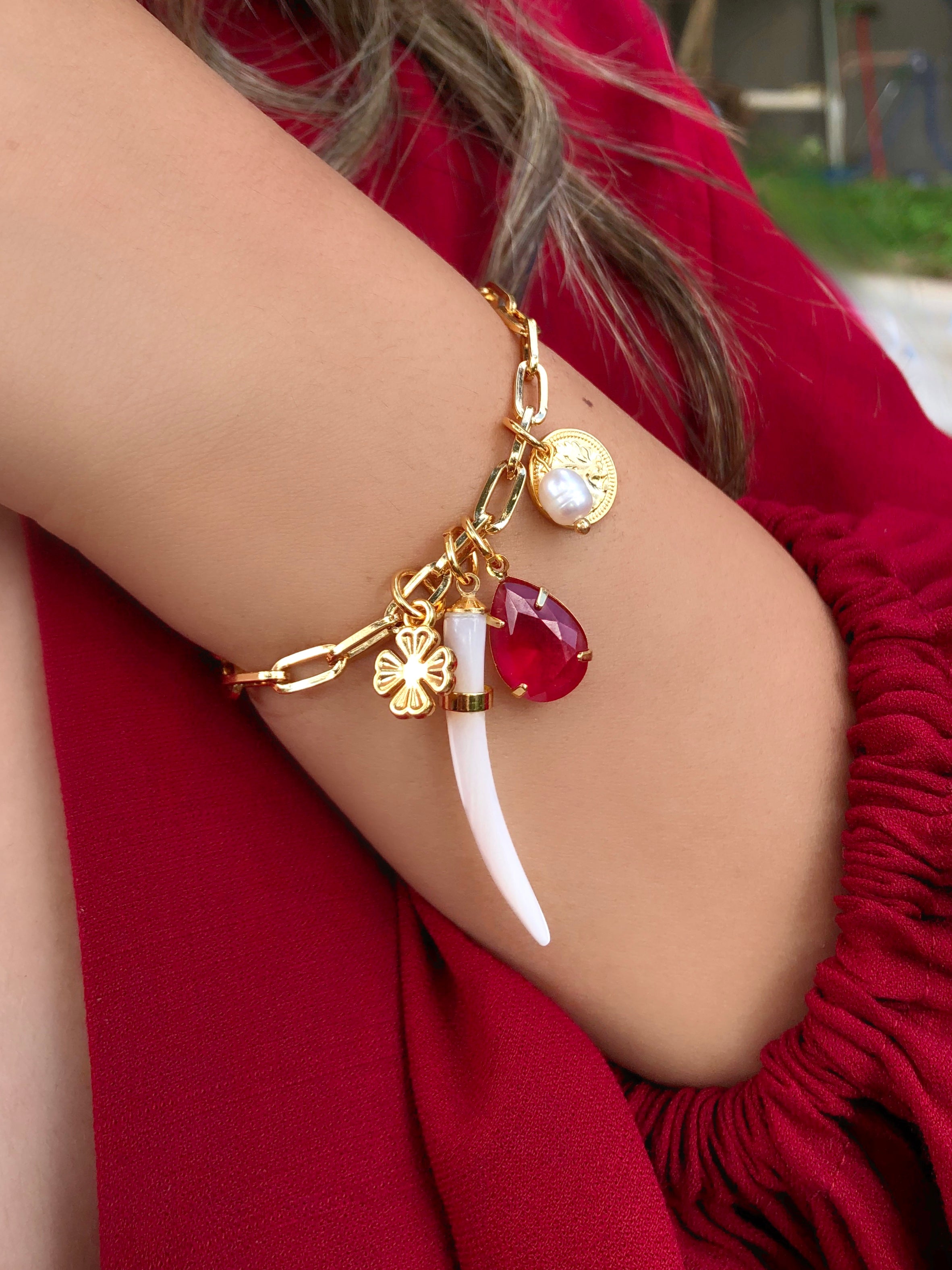 Pulseira Aurora Elos Com Gota Vermelho Cherry E Dente Madreperola 16cm