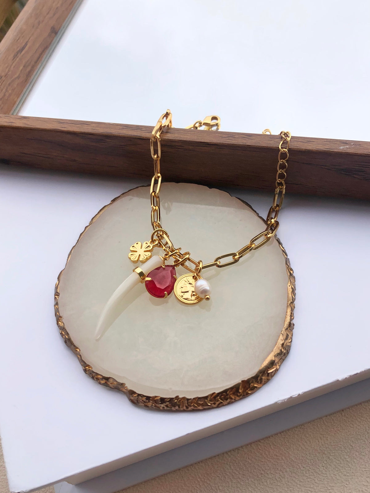 Pulseira Aurora Elos Com Gota Vermelho Cherry E Dente Madreperola 16cm