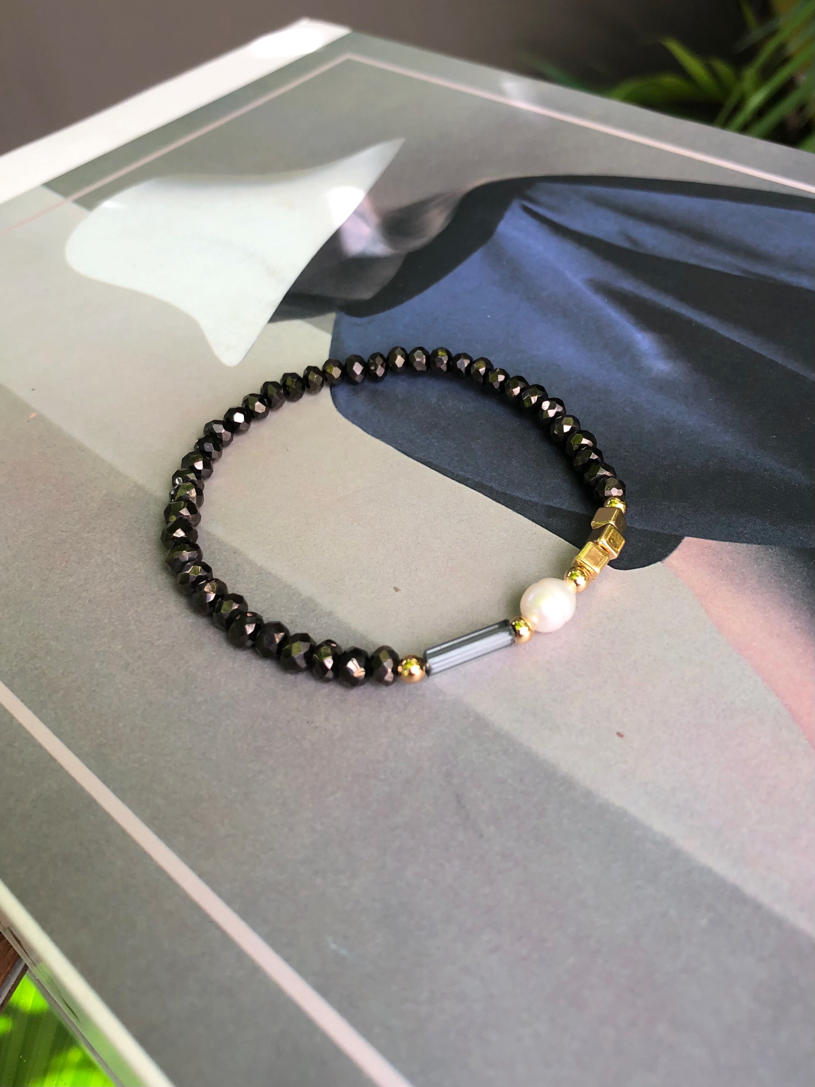 Pulseira Carol Grafite Com Pérola E Cubos