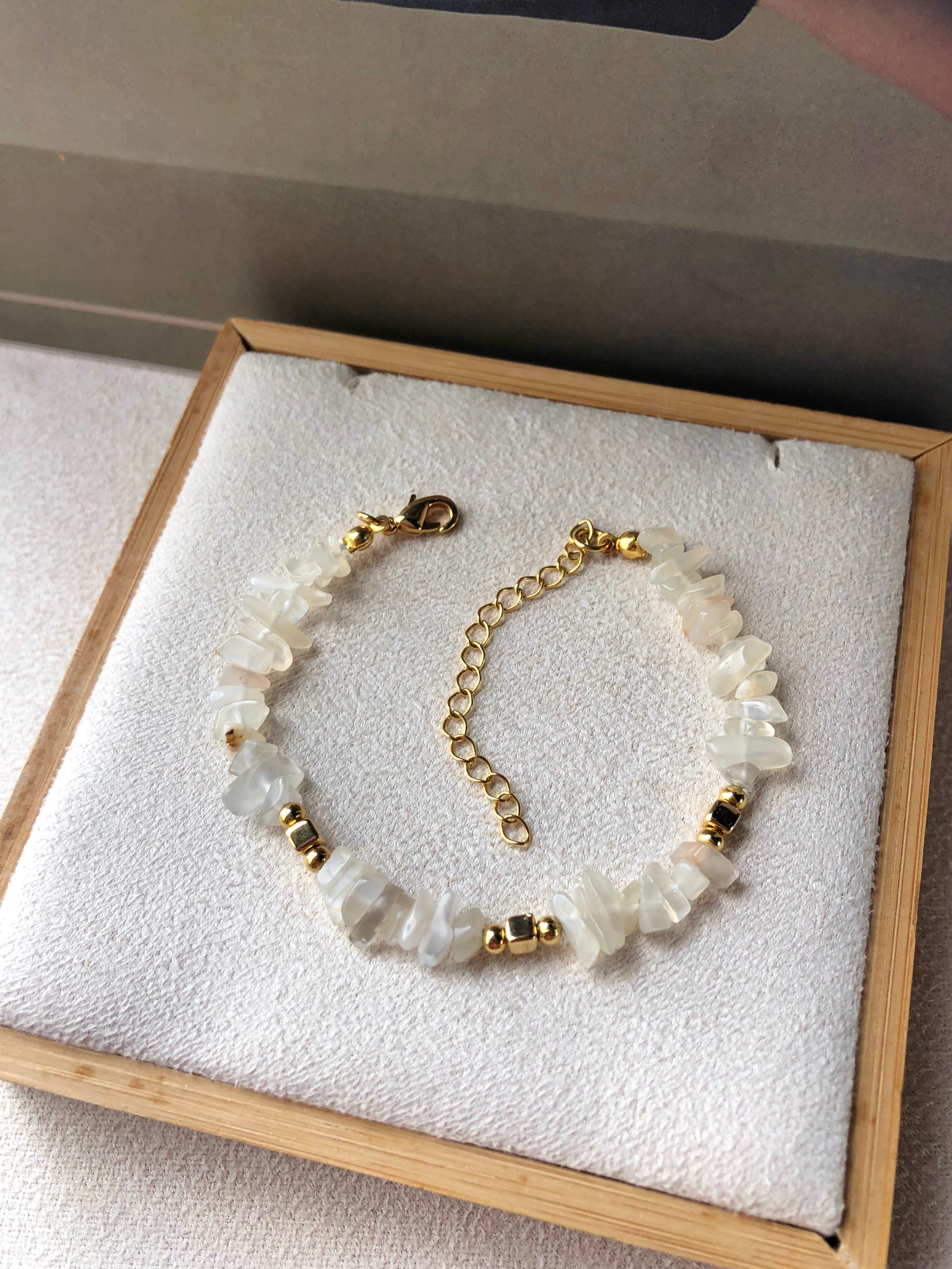 Pulseira Cascalho Quartzo Rutilado E Detalhes Em Banho Ouro 16cm
