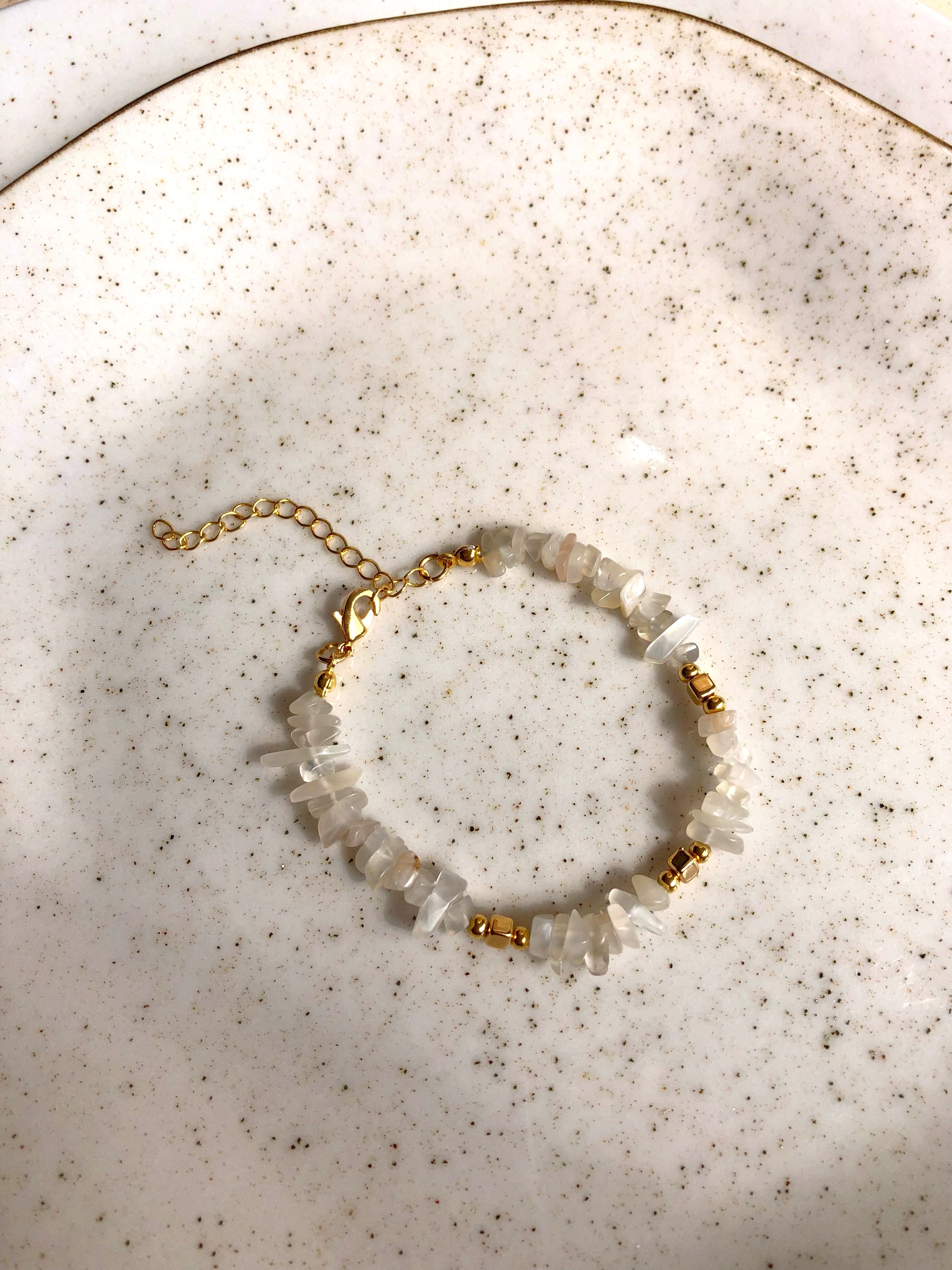Pulseira Cascalho Quartzo Rutilado E Detalhes Em Banho Ouro 16cm