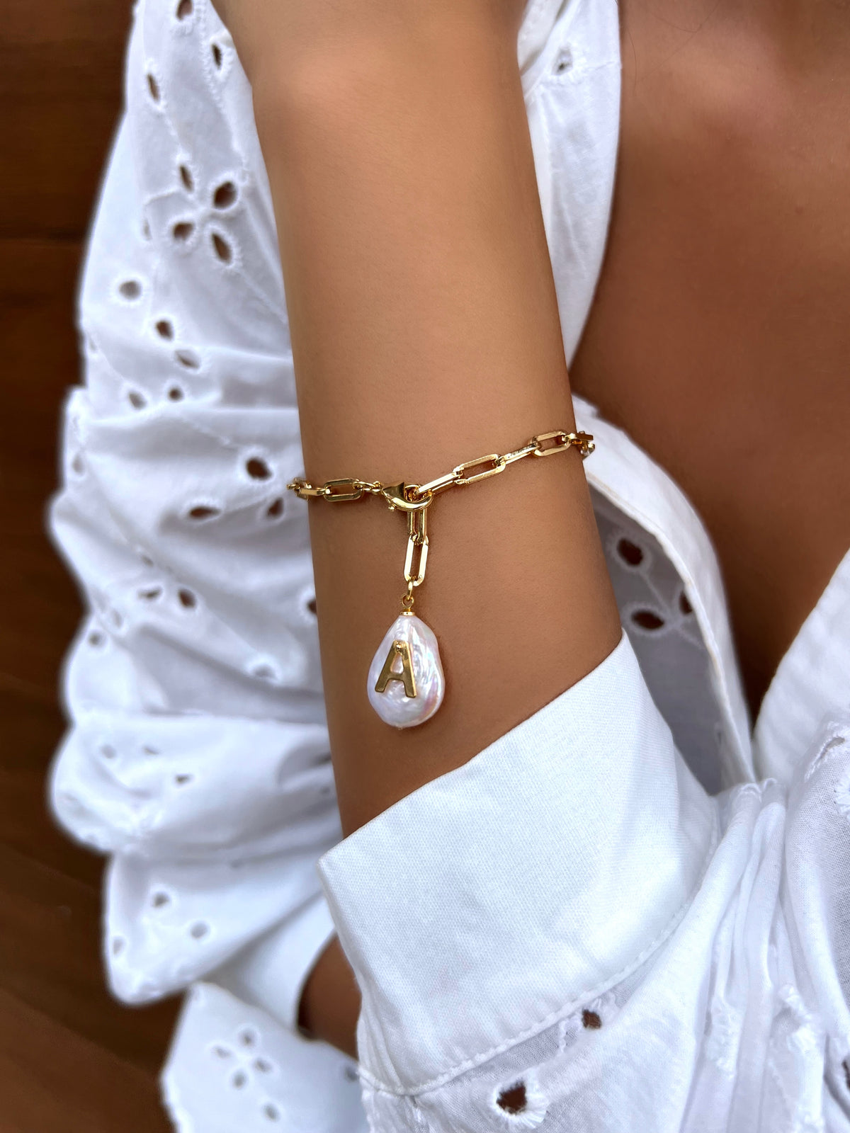 Pulseira Pins Removíveis Perola Barroca Com Inicial Corrente Elos Fina 19,5cm