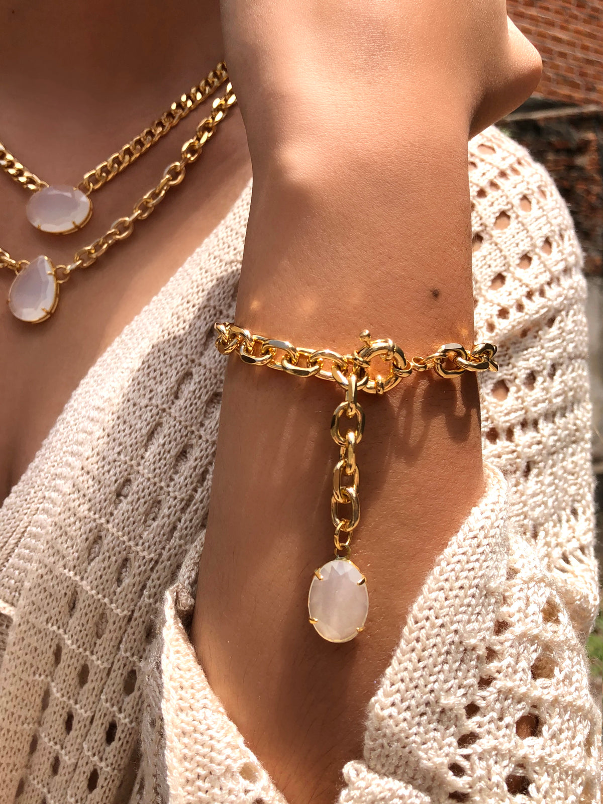 Pulseira Corrente Leve Oval Acrílica Branco Leitoso Fecho Bóia 22cm