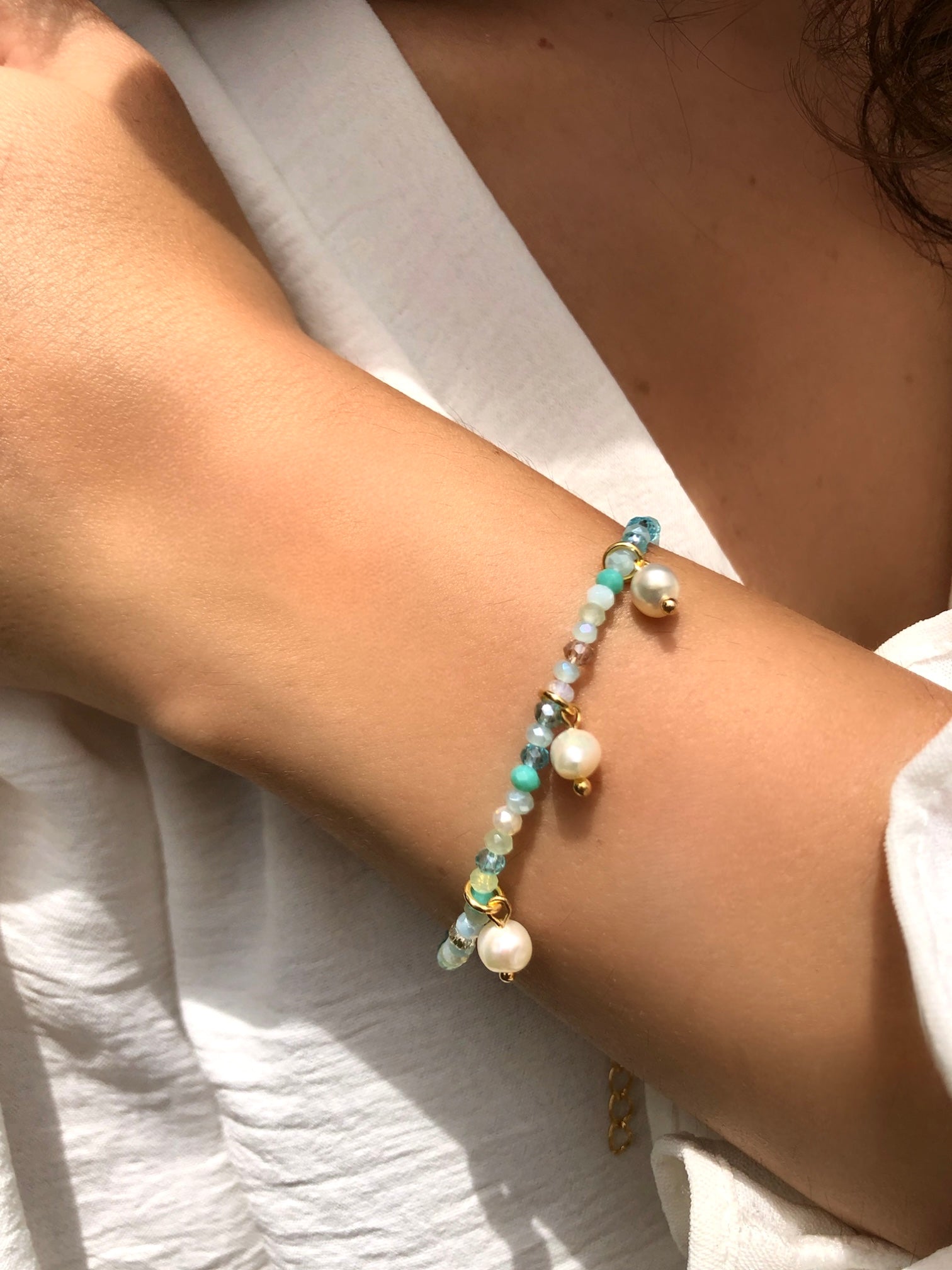 Pulseira Cristais Mix Caribe E Mini Pérolas Penduradas 16cm