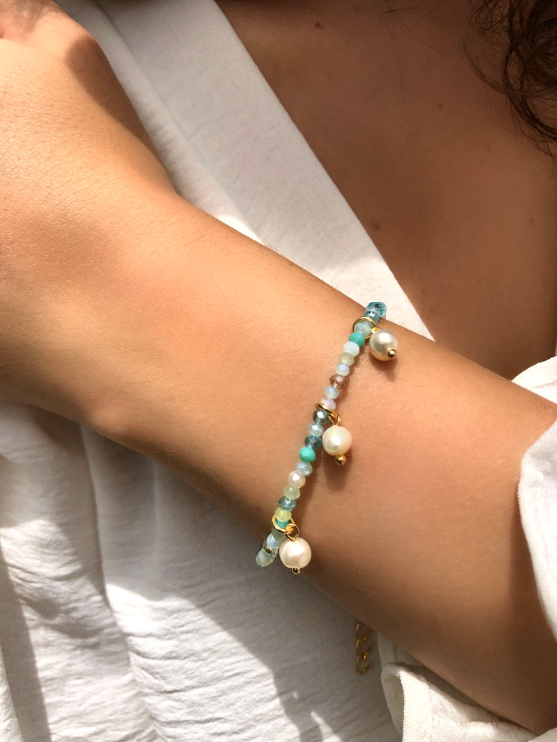 Pulseira Cristais Mix Caribe E Mini Pérolas Penduradas 16cm