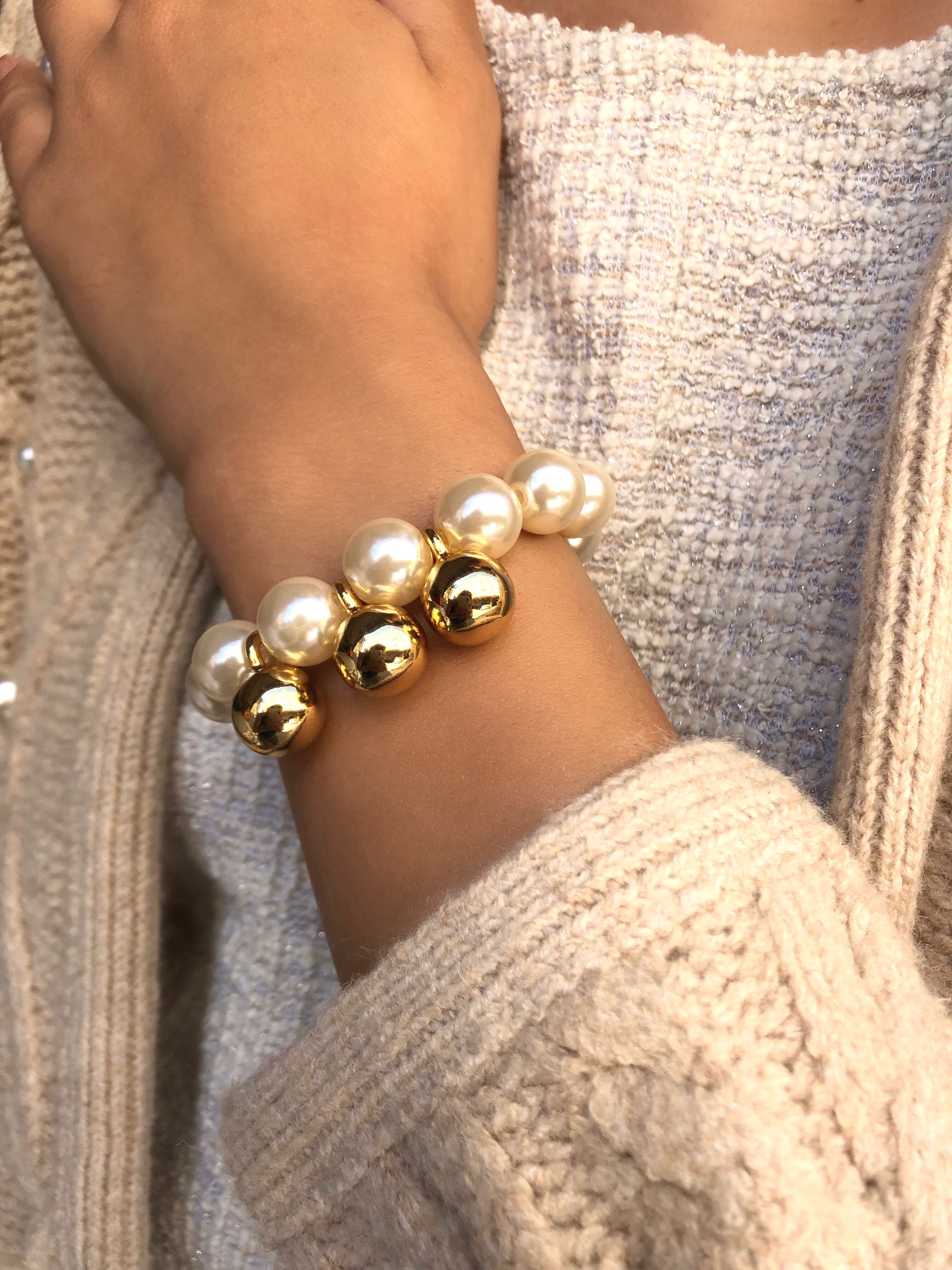 Pulseira De Pérolas Com Pingentes Pendurados