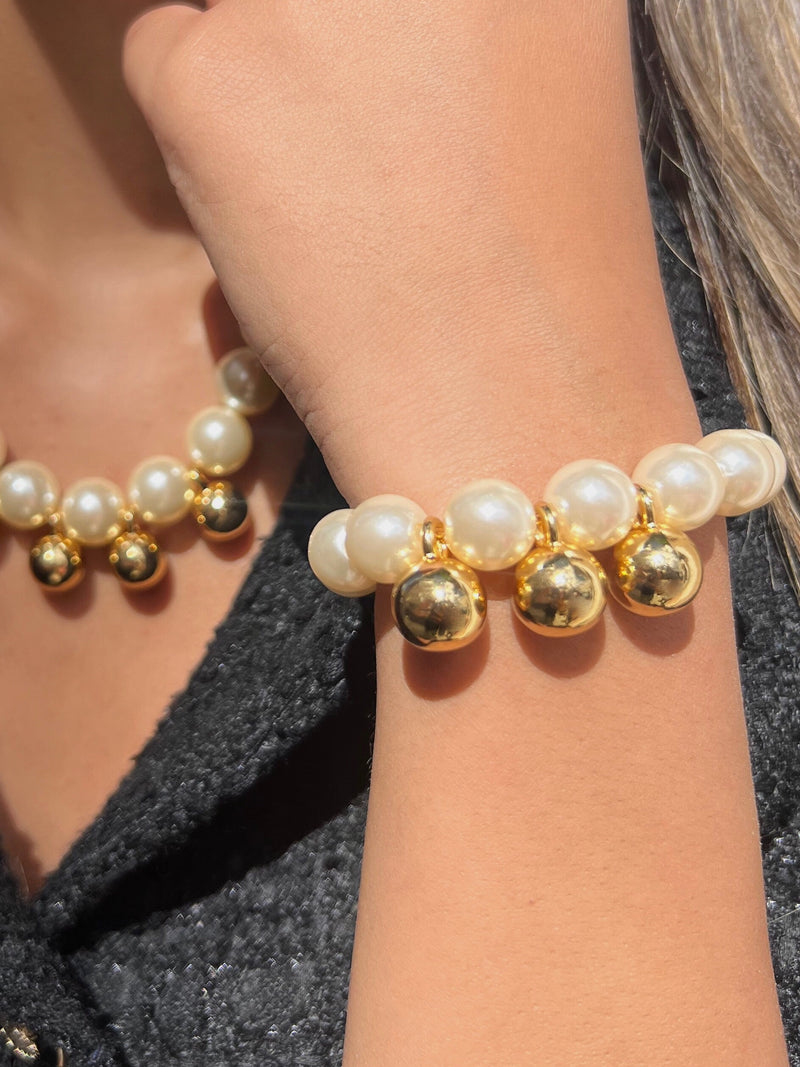 Pulseira De Pérolas Com Pingentes Pendurados