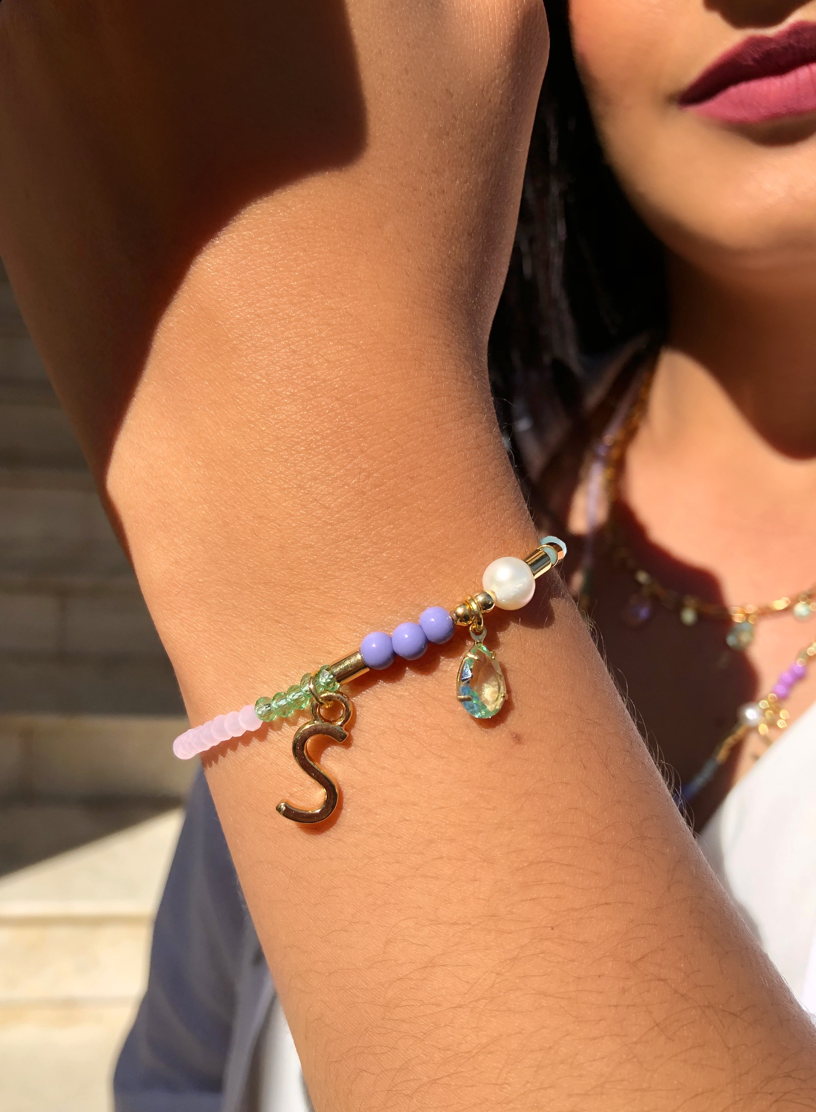 Pulseira Em Cristais Lapidados Coloridos Pérola E Inicial 16cm