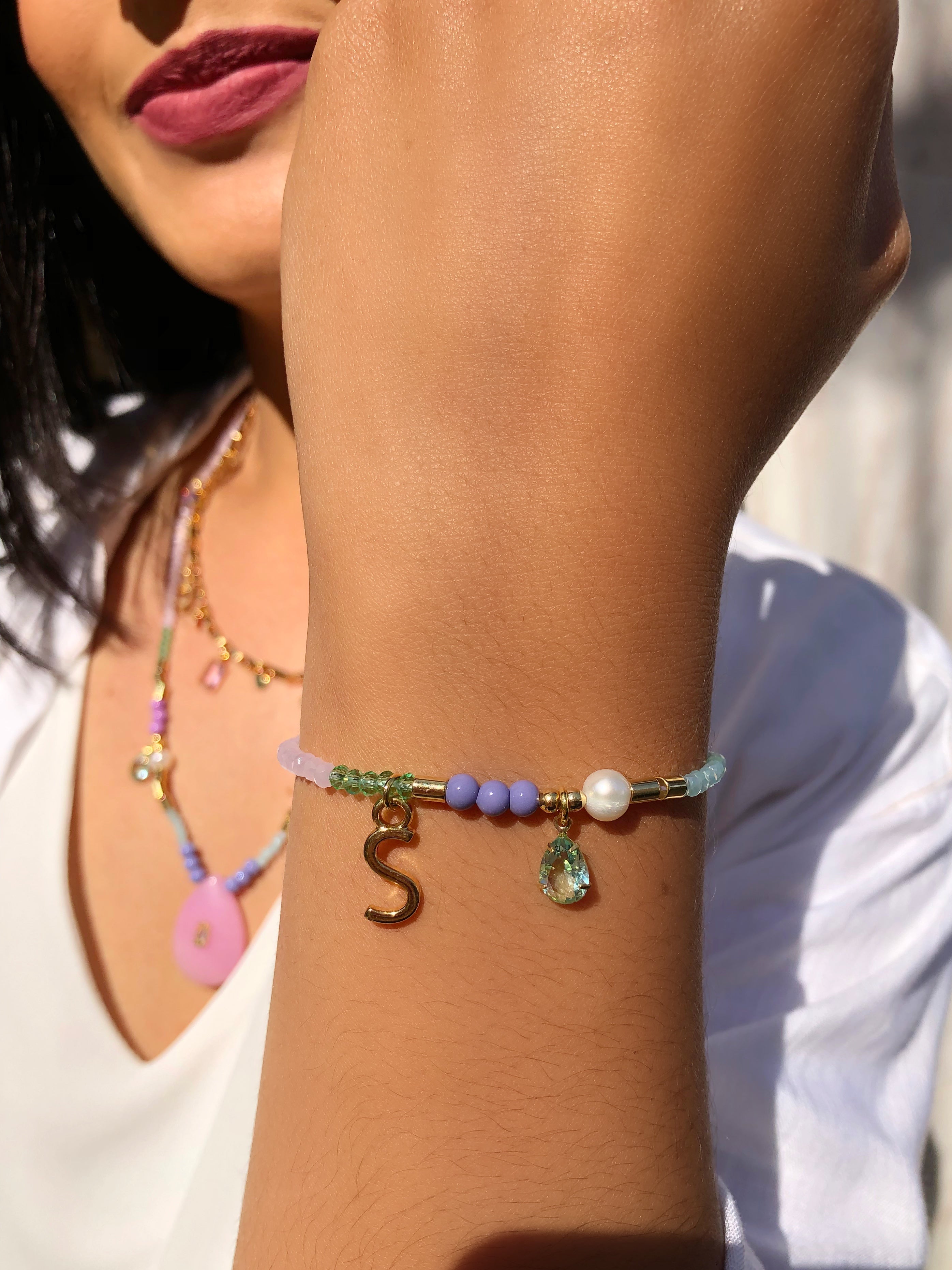 Pulseira Em Cristais Lapidados Coloridos Pérola E Inicial 16cm