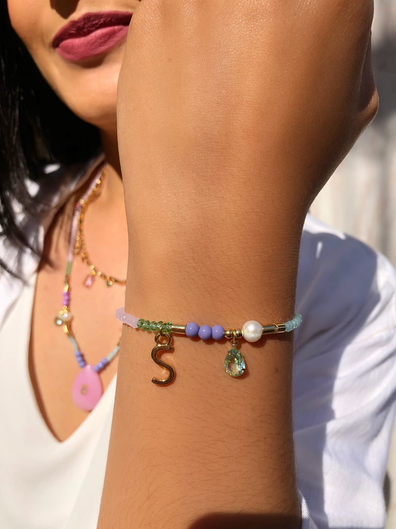 Pulseira Em Cristais Lapidados Coloridos Pérola E Inicial 16cm