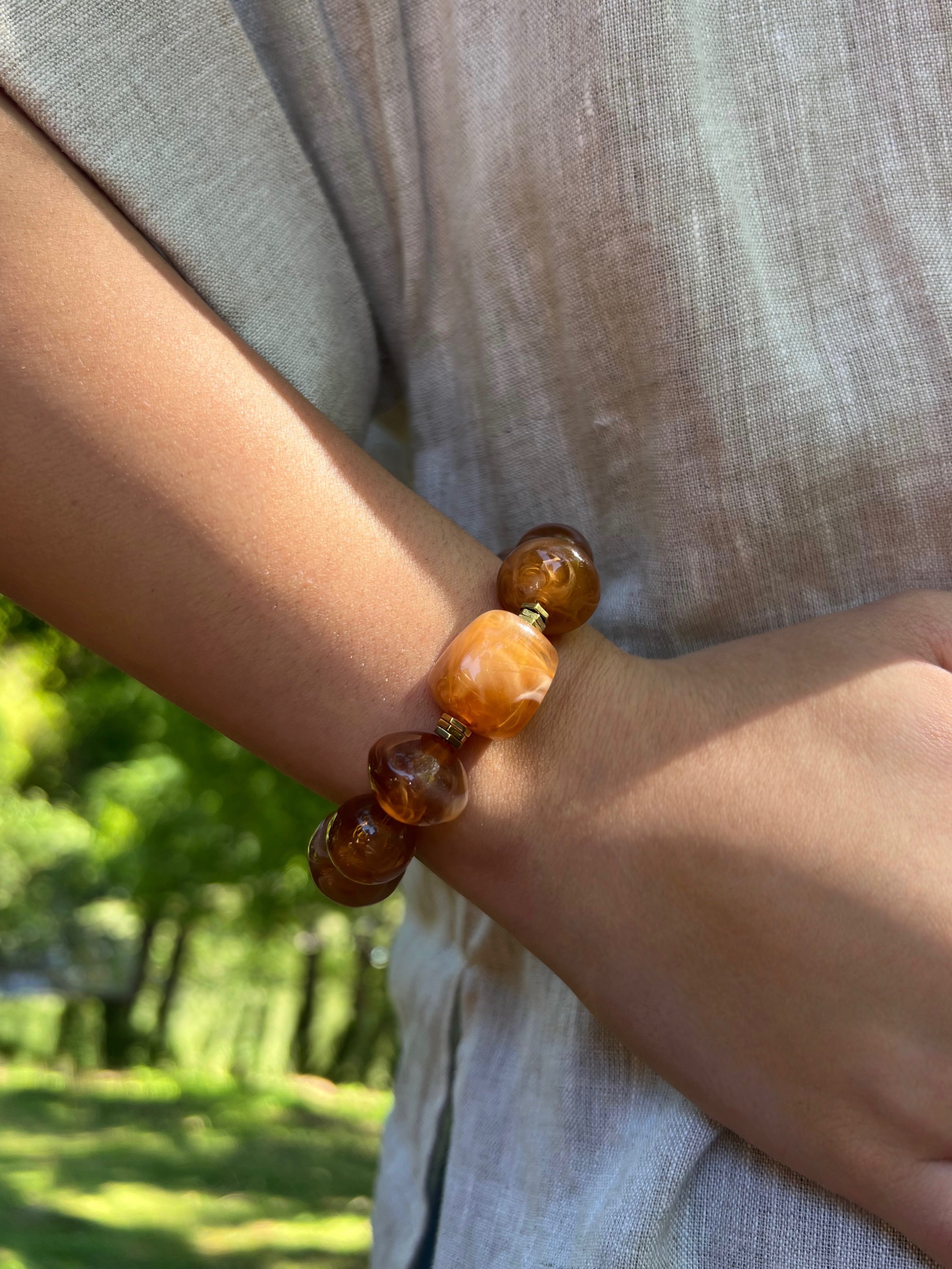 Pulseira Pedras Acrílicas Cor Camel Com Hematitas 18cm