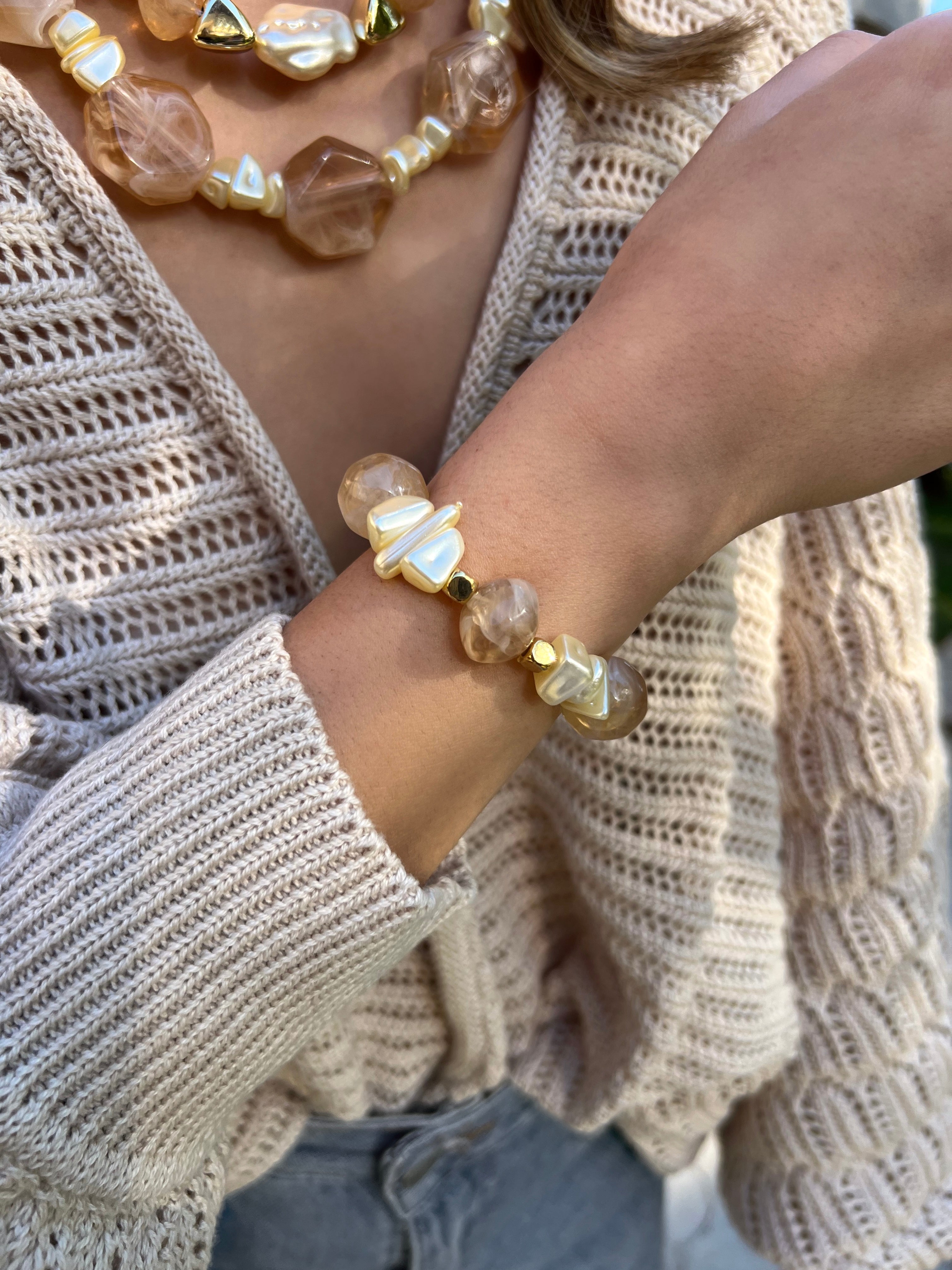Pulseira Pedras Acrílicas Quartzo Bege e Hematitas 18cm