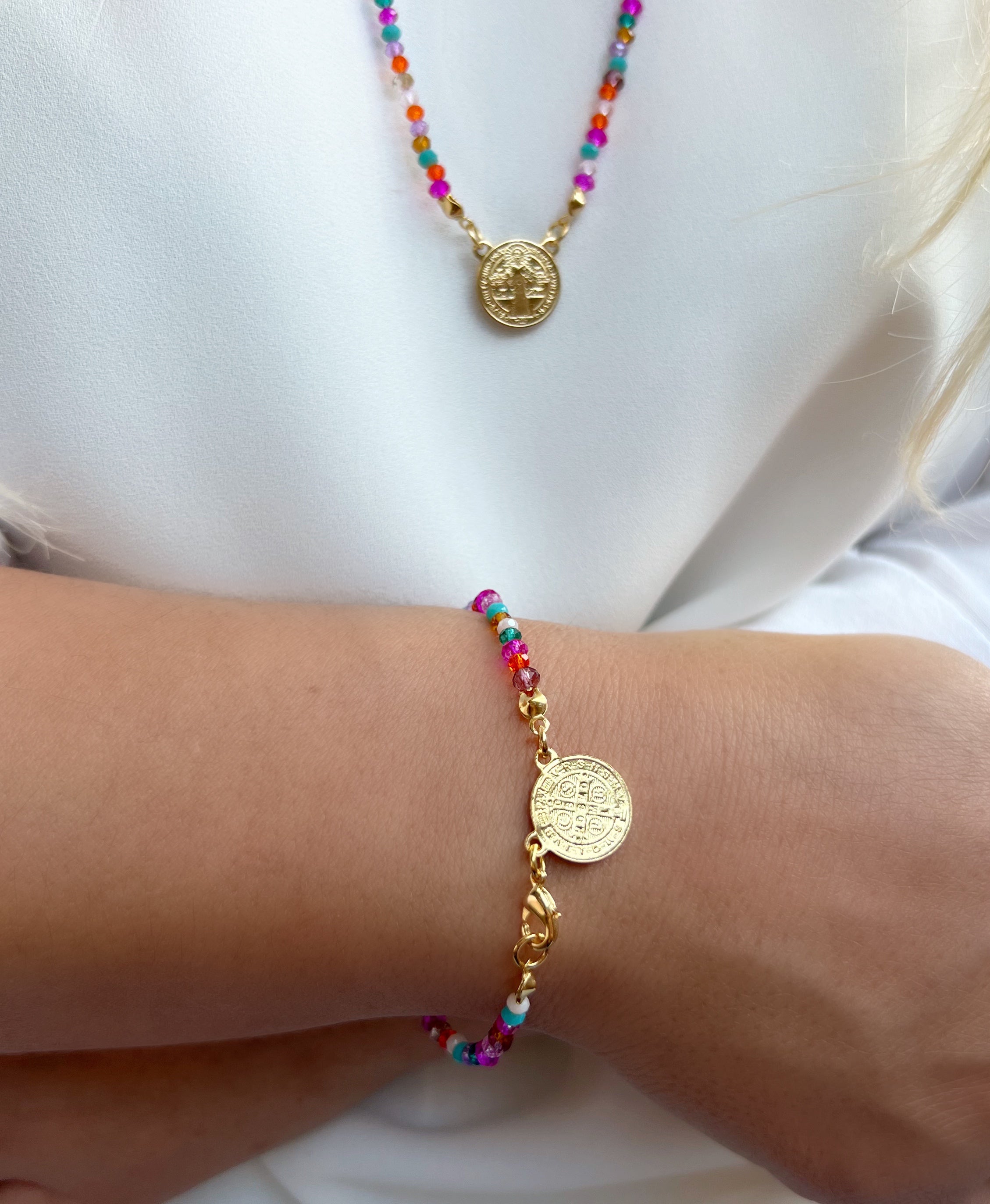 Pulseira Escapulário Cristais Lapidados Coloridos E Medalha São Bento