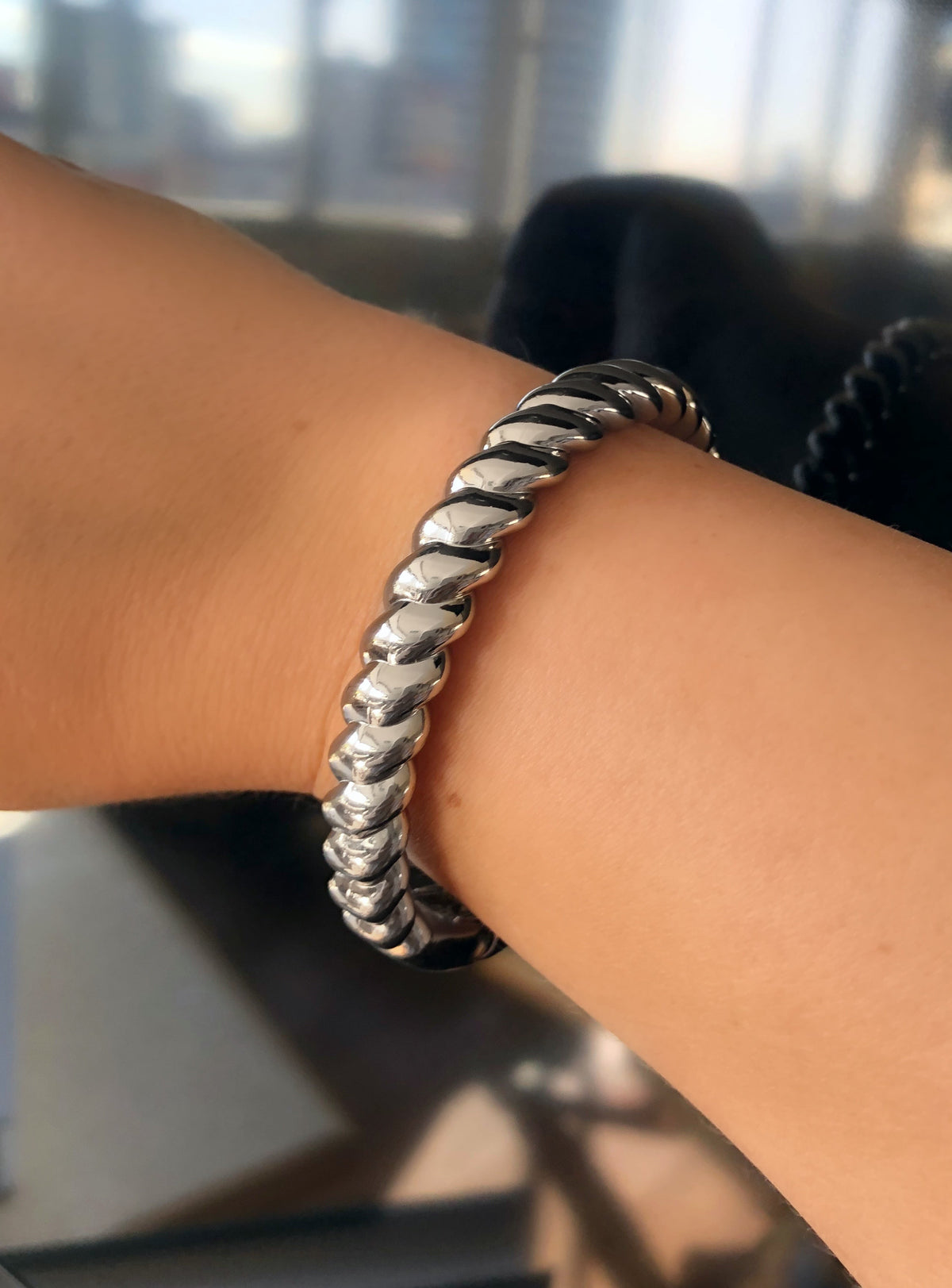 Bracelete Joice Volta Torcida Ródio Branco 17cm - Tiff Joias