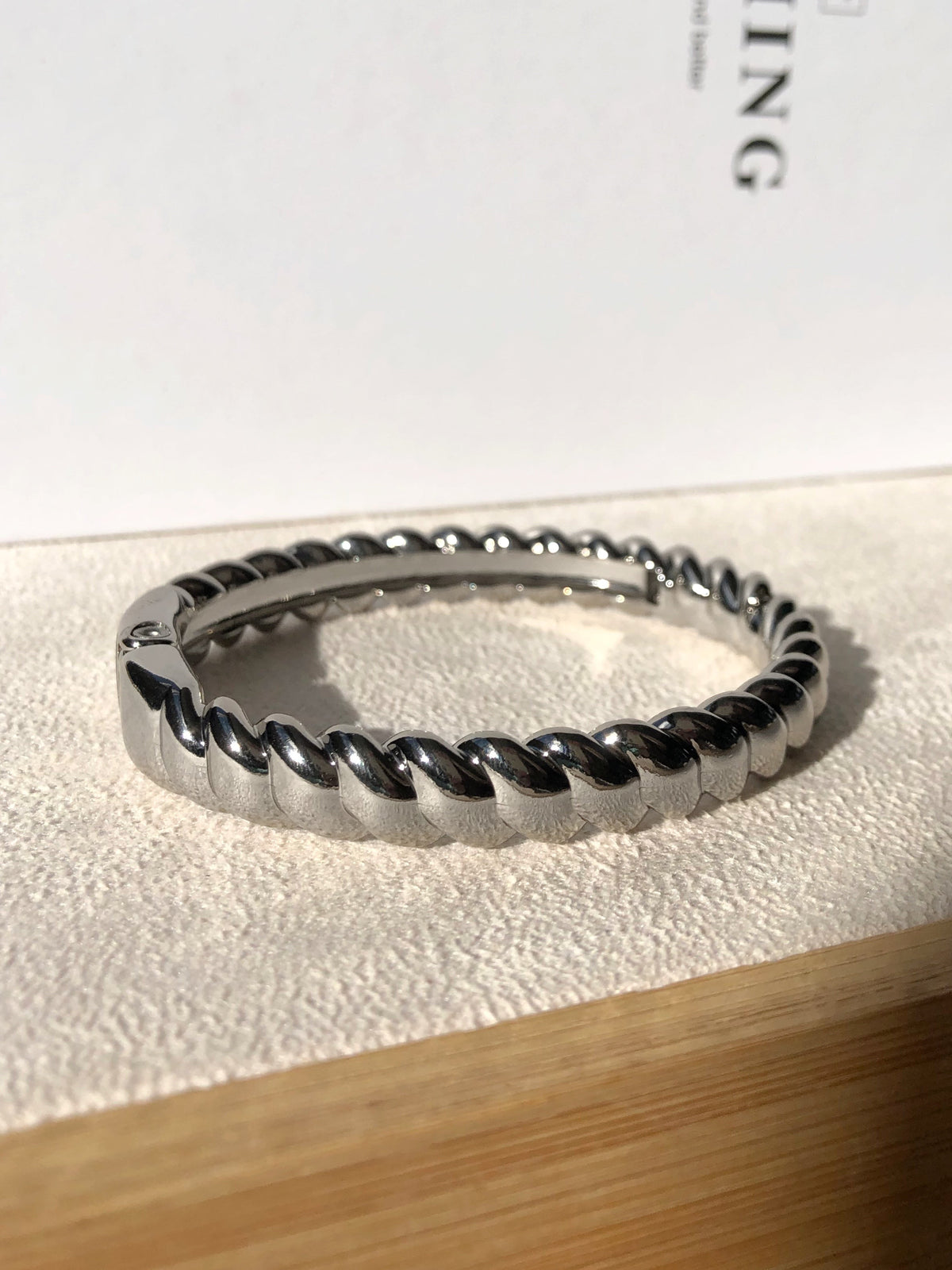 Bracelete Joice Volta Torcida Ródio Branco 17cm - Tiff Joias