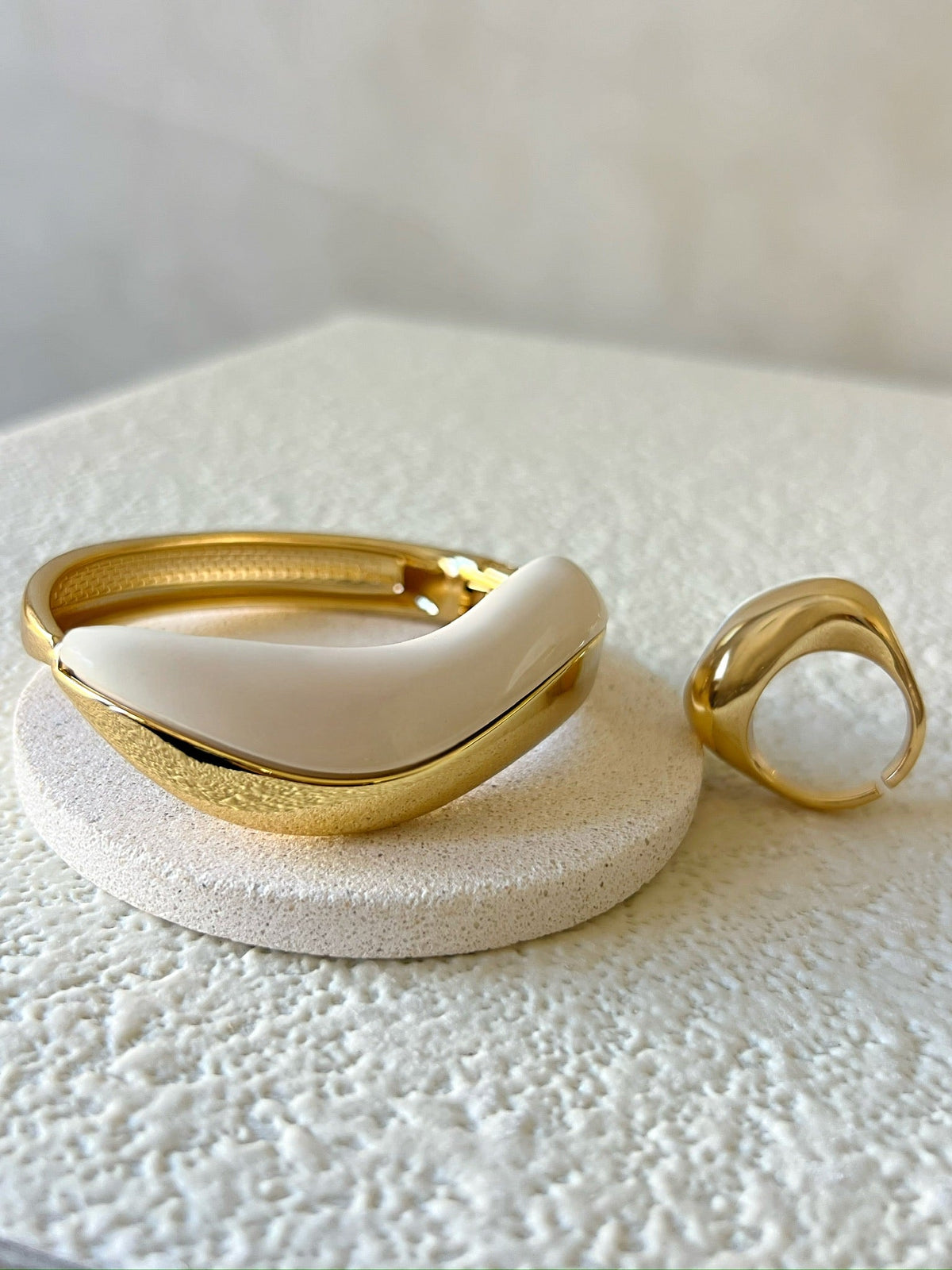 Bracelete Off White Onda Banho Ouro 18k - Tiff Joias