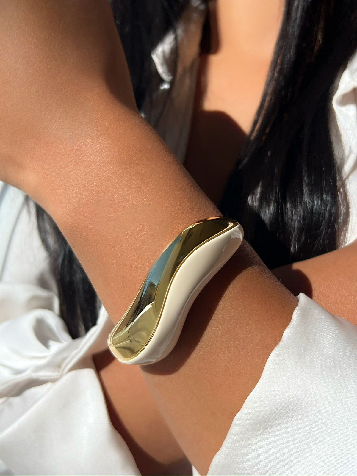 Bracelete Off White Onda Banho Ouro 18k - Tiff Joias
