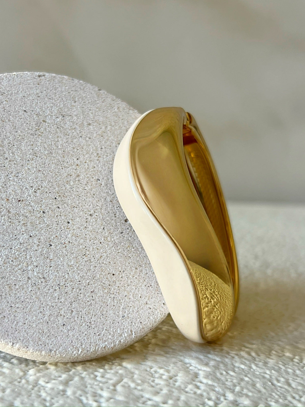 Bracelete Off White Onda Banho Ouro 18k - Tiff Joias