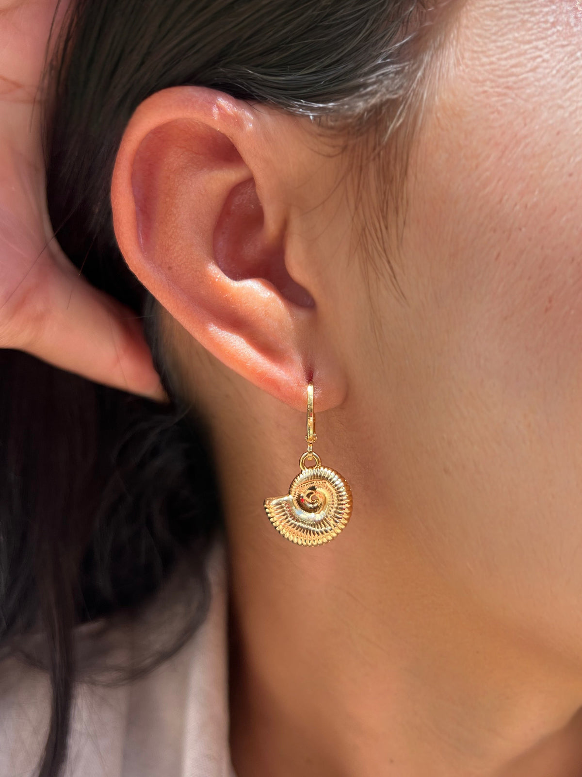 Brinco Argola Com Caramujo Dourado - Tiff Joias