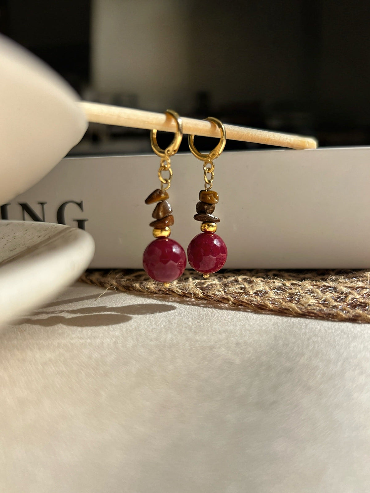 Brinco Argola Com Pedra Jade Rubi e Cascalho Olho de Tigre - Tiff Joias