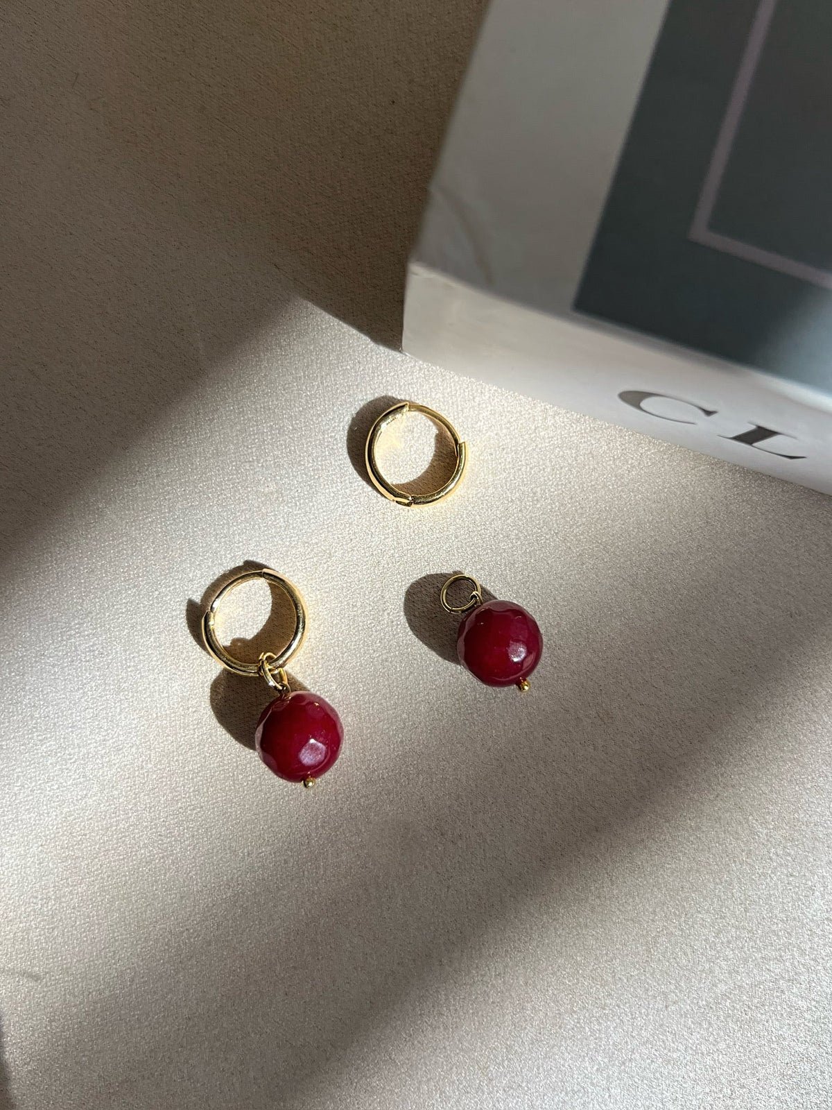 Brinco Argola Com Pedra Redonda Natural Jade Rubi - Tiff Joias