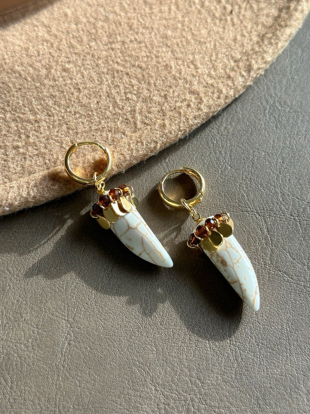 Brinco Argola Dente Pedra Natural Howlita e Gotinhas - Tiff Joias